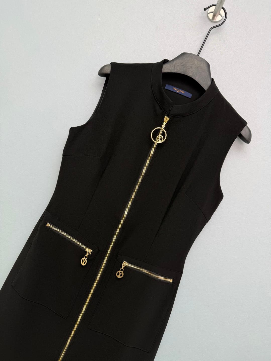 C18379 🔥🔥 Louis Vuitto*26 – New model: metal-lined zipper, sleeveless dress with H-fit silhouette. The straight H shape effectively hides all body imperfections, making the dress look slimmer and more stylish. The stand-up collar gives a professional yet  — image 4