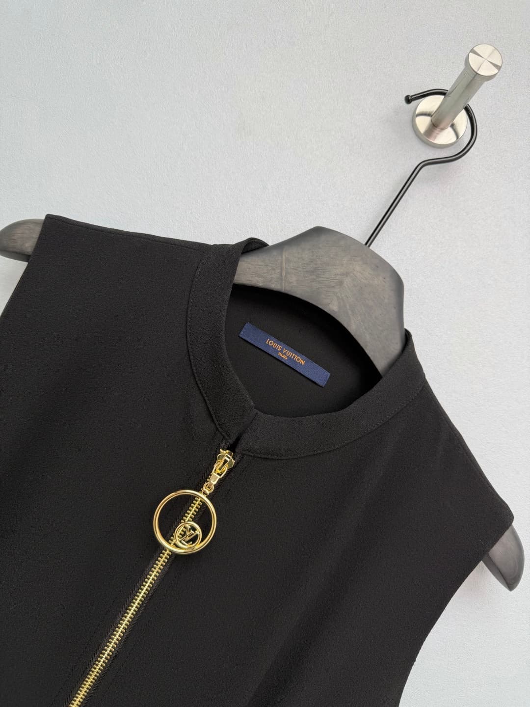 C18379 🔥🔥 Louis Vuitto*26 – New model: metal-lined zipper, sleeveless dress with H-fit silhouette. The straight H shape effectively hides all body imperfections, making the dress look slimmer and more stylish. The stand-up collar gives a professional yet  — image 2