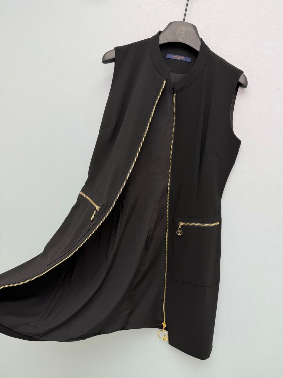 C18379 🔥🔥 Louis Vuitto*26 – New model: metal-lined zipper, sleeveless dress with H-fit silhouette. The straight H shape effectively hides all body imperfections, making the dress look slimmer and more stylish. The stand-up collar gives a professional yet  — image 7