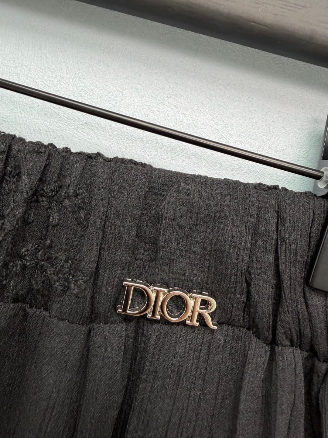 C18376 🔥🔥Dio* 26 – New style embroidered net fabric skirt. Metal “DIOR” logo at the waistline, ensuring high brand recognition while maintaining a low-key, luxurious look with excellent detail. The skirt is covered with intricate plant and flower embroide — image 2