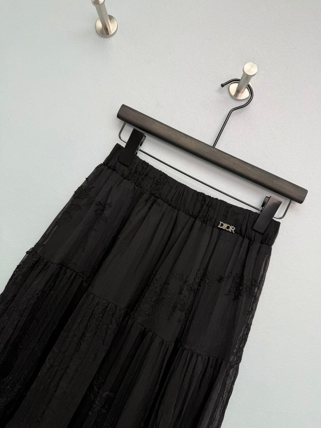 C18376 🔥🔥Dio* 26 – New style embroidered net fabric skirt. Metal “DIOR” logo at the waistline, ensuring high brand recognition while maintaining a low-key, luxurious look with excellent detail. The skirt is covered with intricate plant and flower embroide — image 3