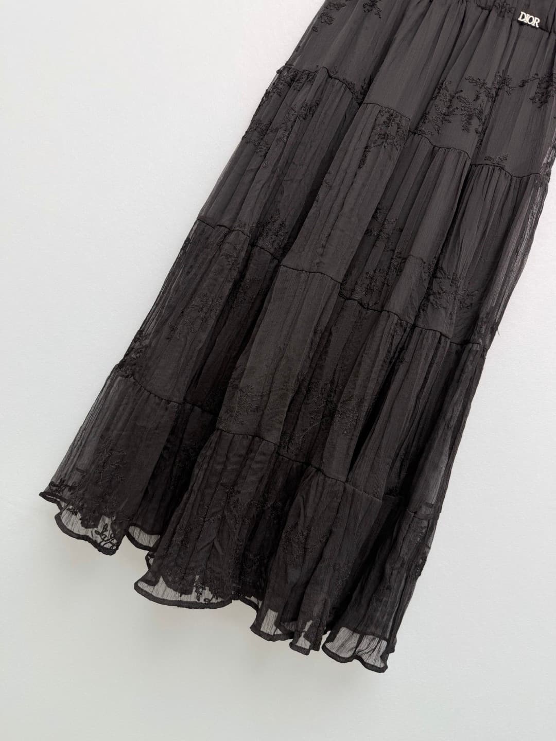 C18376 🔥🔥Dio* 26 – New style embroidered net fabric skirt. Metal “DIOR” logo at the waistline, ensuring high brand recognition while maintaining a low-key, luxurious look with excellent detail. The skirt is covered with intricate plant and flower embroide — image 5