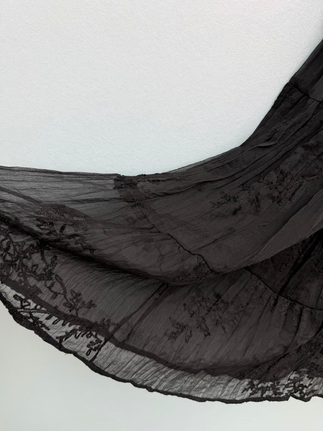 C18376 🔥🔥Dio* 26 – New style embroidered net fabric skirt. Metal “DIOR” logo at the waistline, ensuring high brand recognition while maintaining a low-key, luxurious look with excellent detail. The skirt is covered with intricate plant and flower embroide — image 7