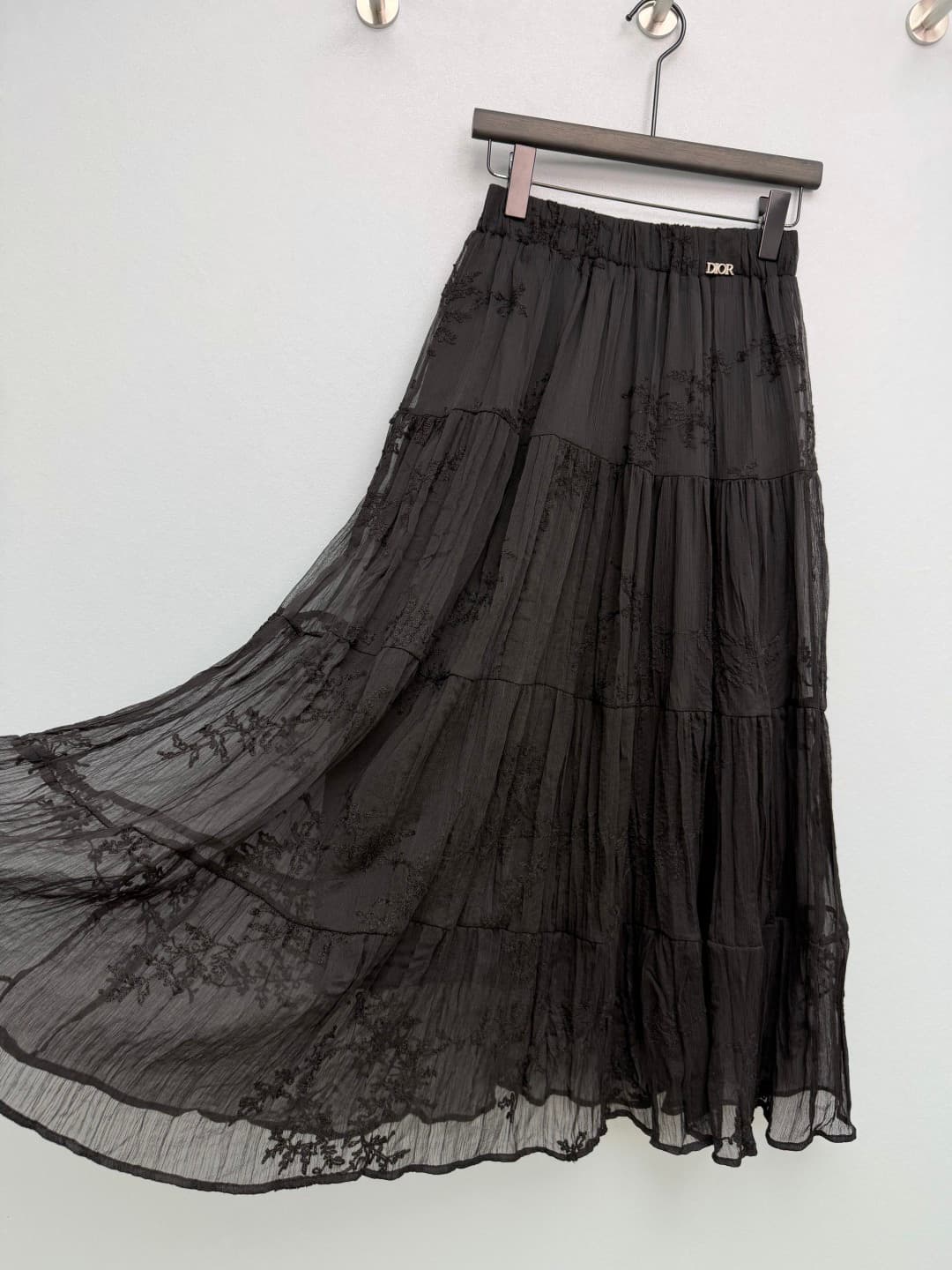 C18376 🔥🔥Dio* 26 – New style embroidered net fabric skirt. Metal “DIOR” logo at the waistline, ensuring high brand recognition while maintaining a low-key, luxurious look with excellent detail. The skirt is covered with intricate plant and flower embroide — image 6