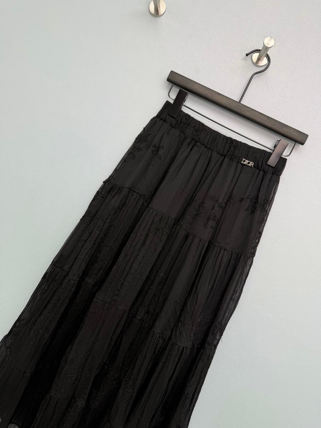 C18376 🔥🔥Dio* 26 – New style embroidered net fabric skirt. Metal “DIOR” logo at the waistline, ensuring high brand recognition while maintaining a low-key, luxurious look with excellent detail. The skirt is covered with intricate plant and flower embroide — image 4
