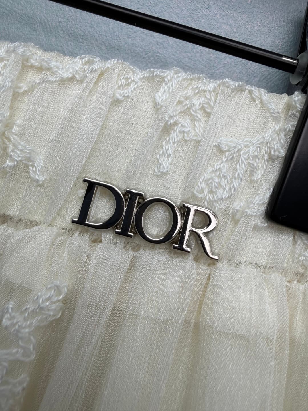 C18375 🔥🔥Dio* 26 – New-style embroidered netting skirt with a waistband featuring DIOR logo. High brand recognition, subtle yet luxurious appearance, with fine details. Full-body design adorned with intricate plant and flower embroidery; handcrafted feel. — image 2
