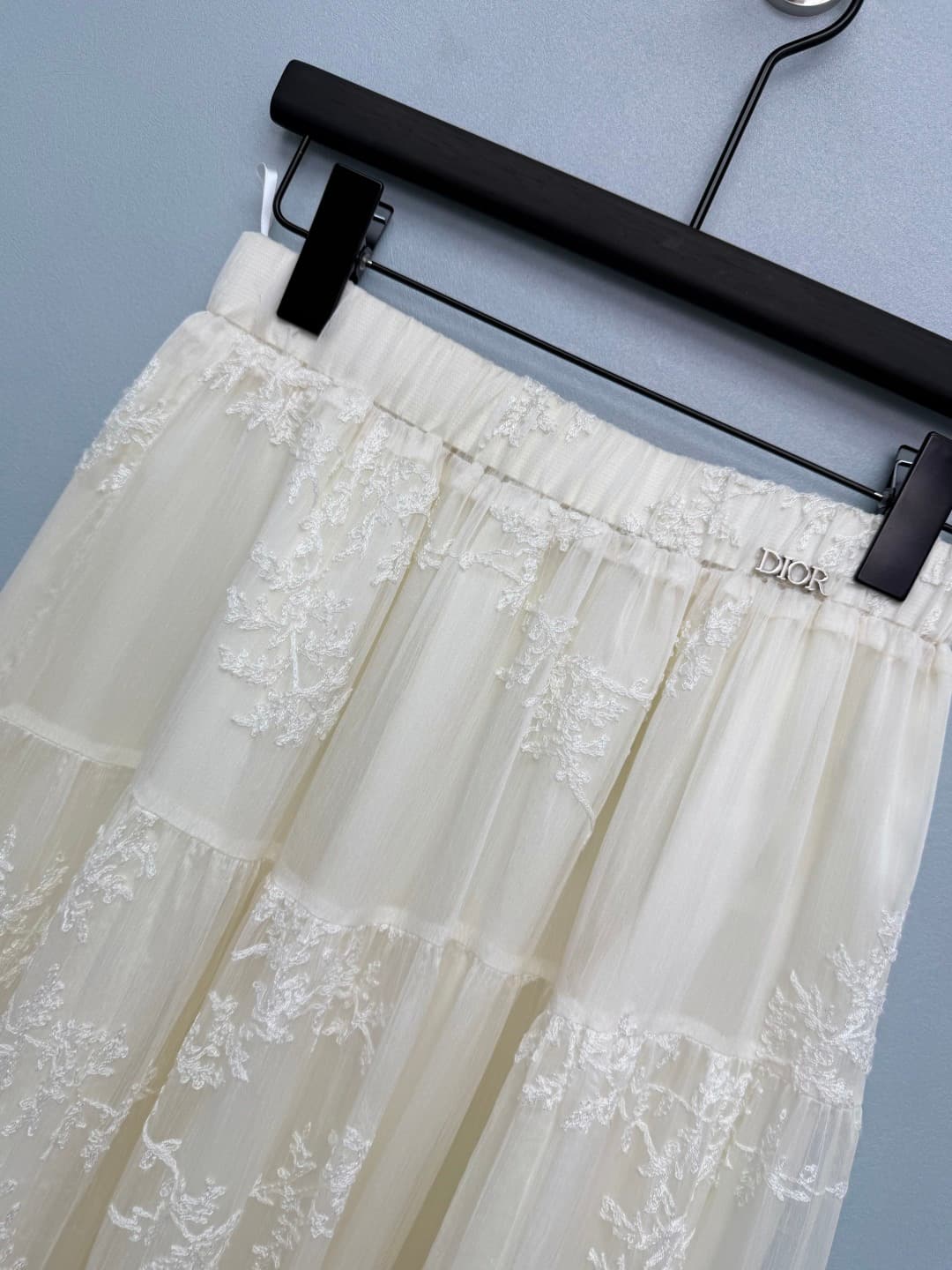 C18375 🔥🔥Dio* 26 – New-style embroidered netting skirt with a waistband featuring DIOR logo. High brand recognition, subtle yet luxurious appearance, with fine details. Full-body design adorned with intricate plant and flower embroidery; handcrafted feel. — image 3