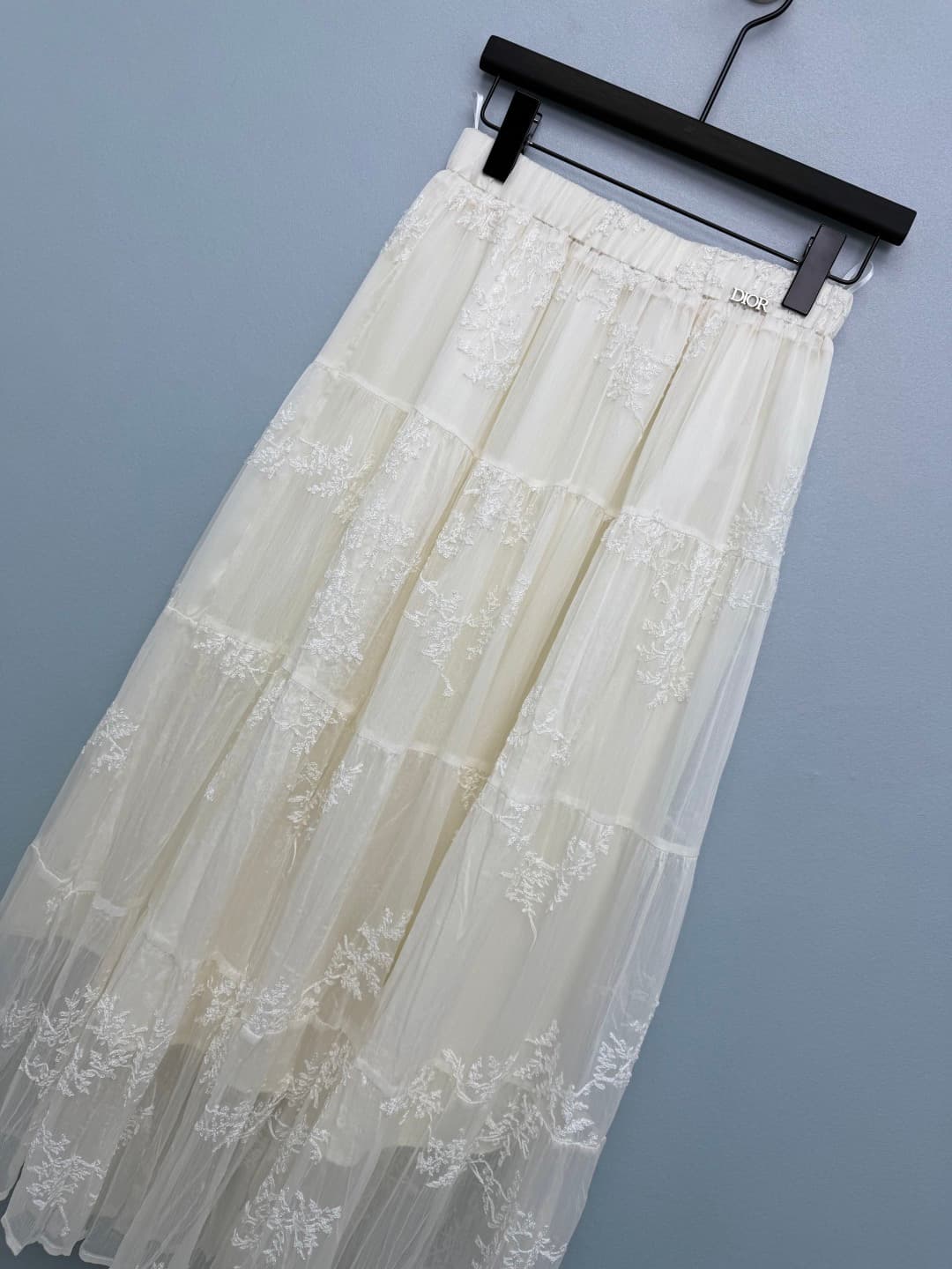 C18375 🔥🔥Dio* 26 – New-style embroidered netting skirt with a waistband featuring DIOR logo. High brand recognition, subtle yet luxurious appearance, with fine details. Full-body design adorned with intricate plant and flower embroidery; handcrafted feel. — image 4