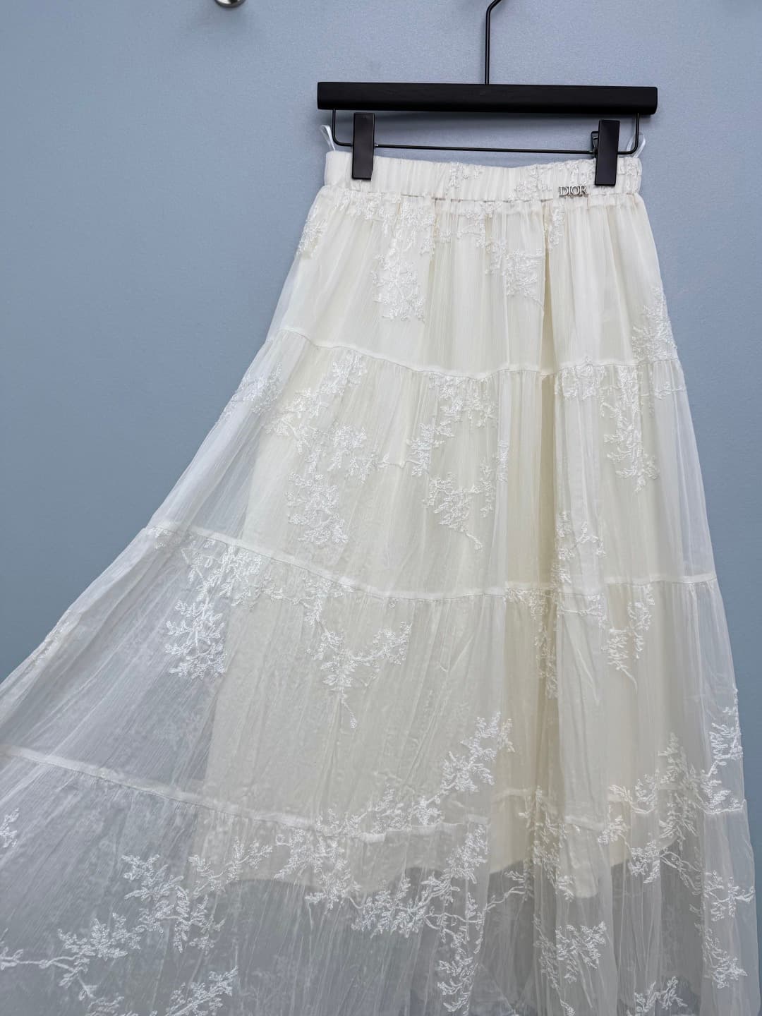 C18375 🔥🔥Dio* 26 – New-style embroidered netting skirt with a waistband featuring DIOR logo. High brand recognition, subtle yet luxurious appearance, with fine details. Full-body design adorned with intricate plant and flower embroidery; handcrafted feel. — image 5