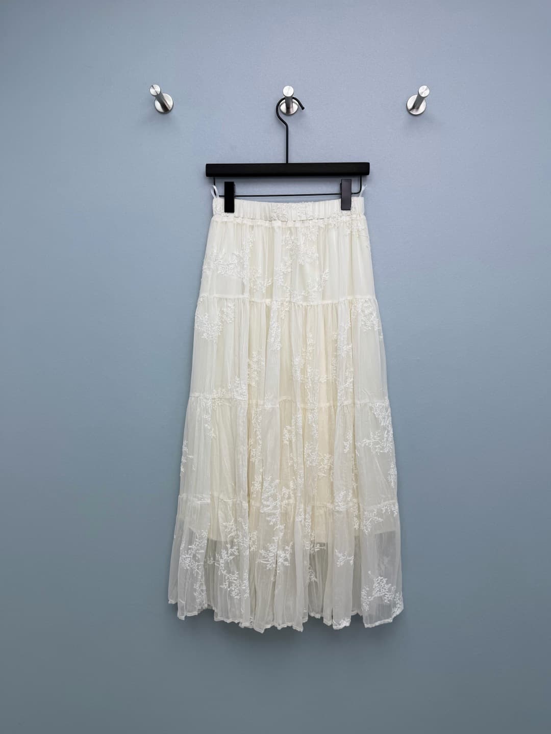 C18375 🔥🔥Dio* 26 – New-style embroidered netting skirt with a waistband featuring DIOR logo. High brand recognition, subtle yet luxurious appearance, with fine details. Full-body design adorned with intricate plant and flower embroidery; handcrafted feel. — image 8
