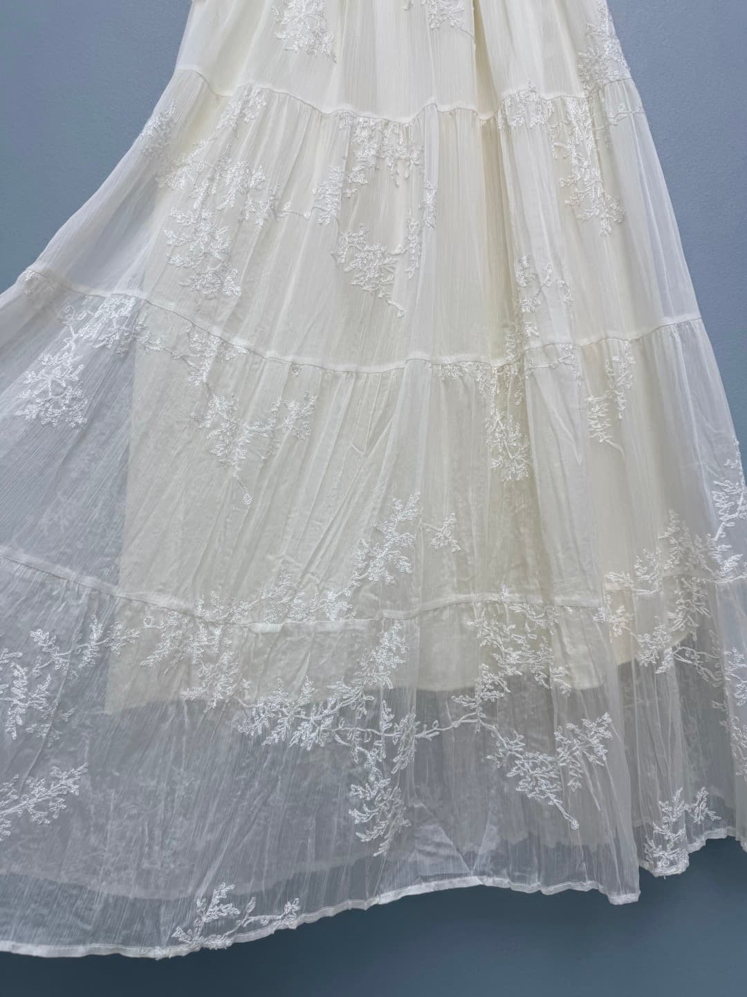 C18375 🔥🔥Dio* 26 – New-style embroidered netting skirt with a waistband featuring DIOR logo. High brand recognition, subtle yet luxurious appearance, with fine details. Full-body design adorned with intricate plant and flower embroidery; handcrafted feel. — image 6