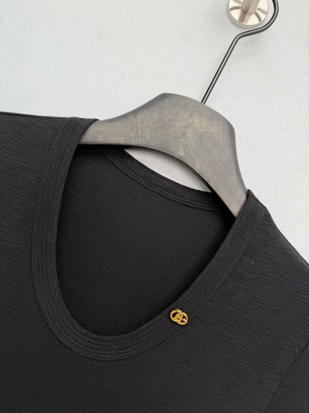 C18567 🔥🔥Gucc*26 New model with double G gold label U-neck, fitted short-sleeve T-shirt — image 2