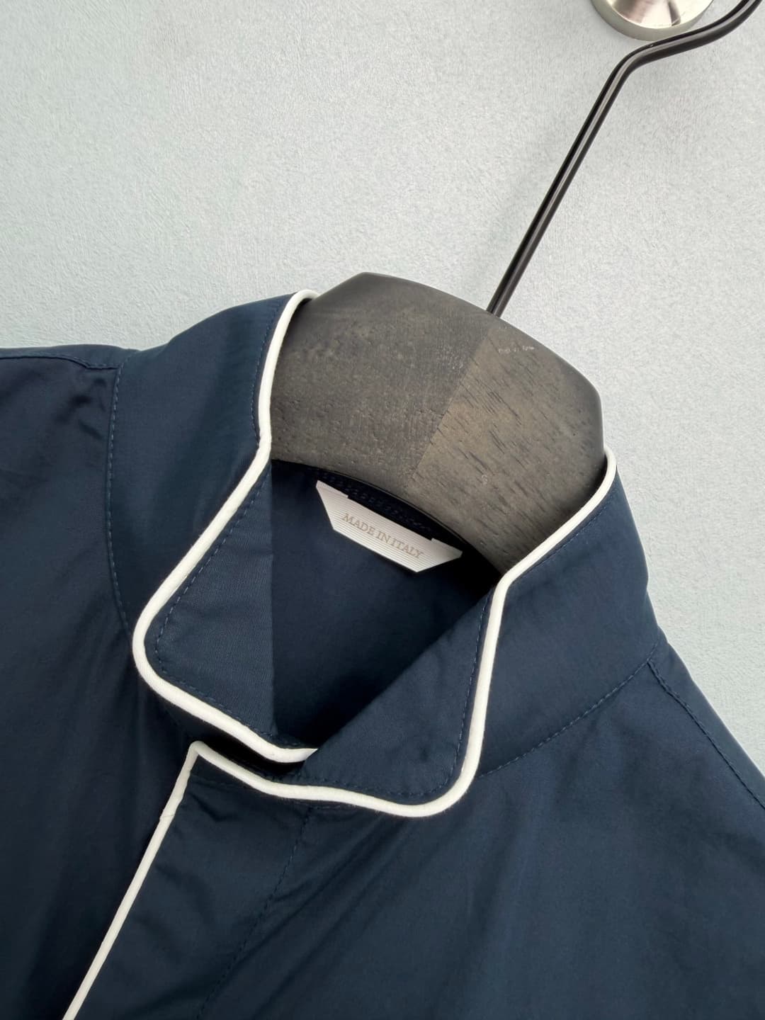 C18564 🔥🔥Dio*26 New model: short-sleeved shirt with contrasting color trim and a standing collar. Different from conventional collars, it features a stylish and elegant standing collar design that accentuates the neckline. The collar, lapels, and cuffs ar — image 2