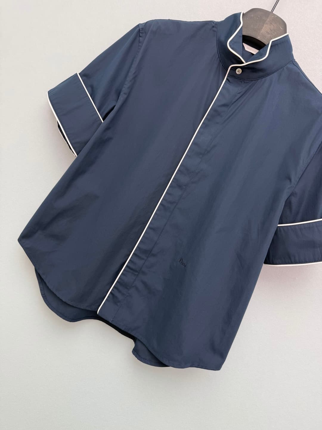 C18564 🔥🔥Dio*26 New model: short-sleeved shirt with contrasting color trim and a standing collar. Different from conventional collars, it features a stylish and elegant standing collar design that accentuates the neckline. The collar, lapels, and cuffs ar — image 5