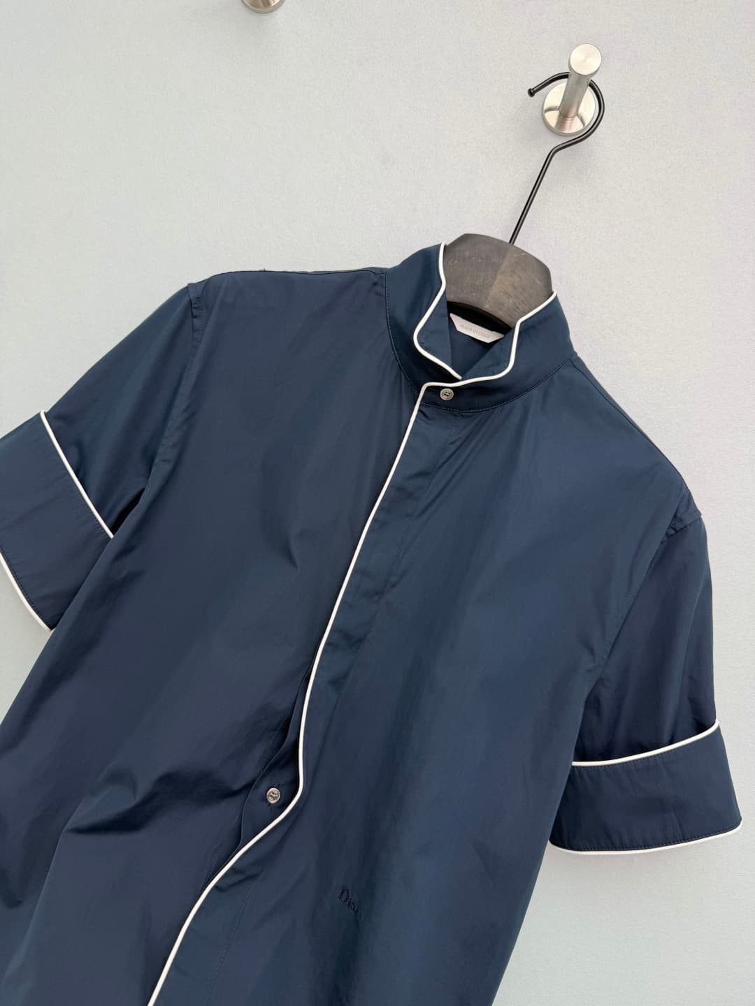 C18564 🔥🔥Dio*26 New model: short-sleeved shirt with contrasting color trim and a standing collar. Different from conventional collars, it features a stylish and elegant standing collar design that accentuates the neckline. The collar, lapels, and cuffs ar — image 4