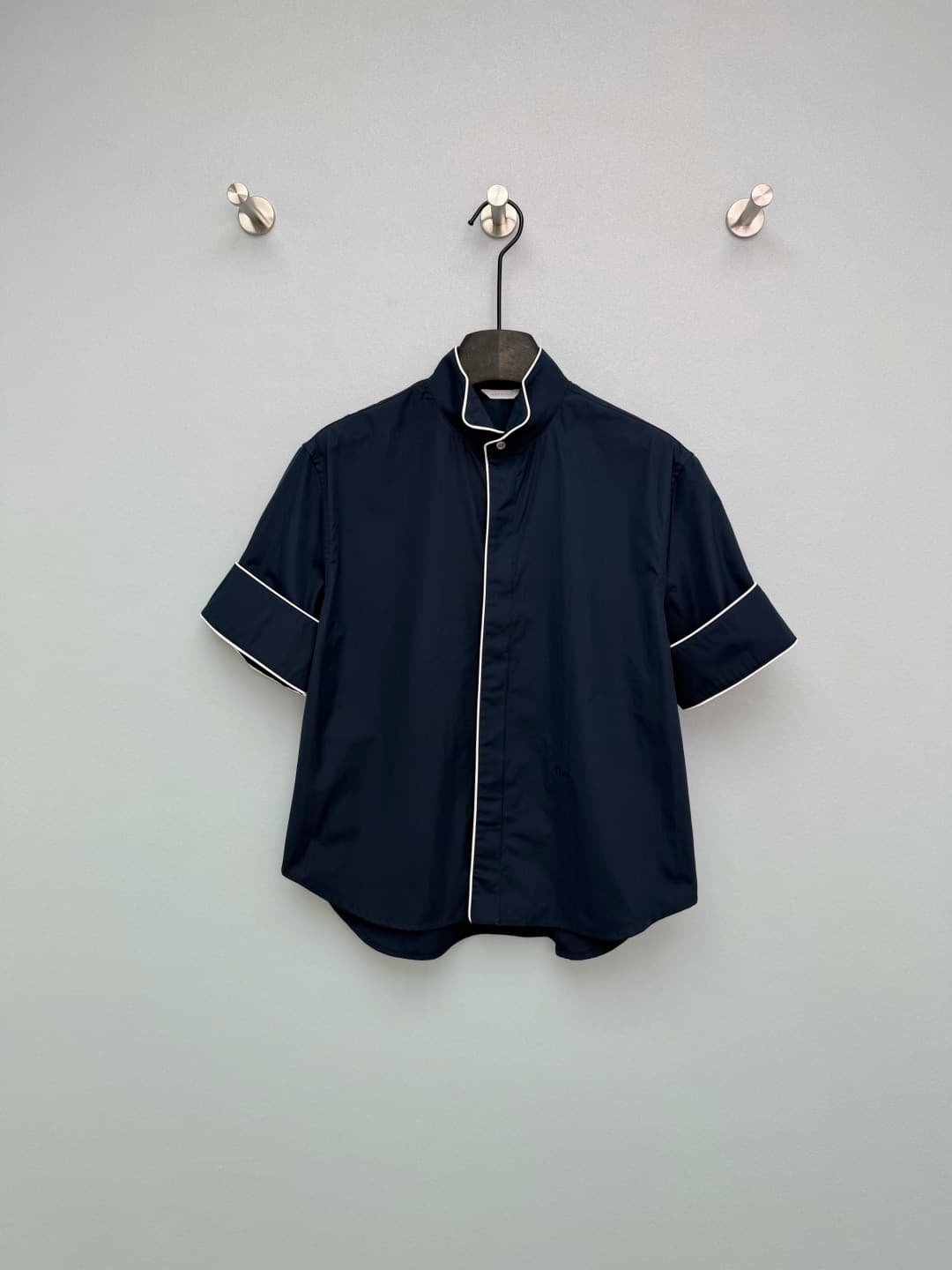 C18564 🔥🔥Dio*26 New model: short-sleeved shirt with contrasting color trim and a standing collar. Different from conventional collars, it features a stylish and elegant standing collar design that accentuates the neckline. The collar, lapels, and cuffs ar — image 1