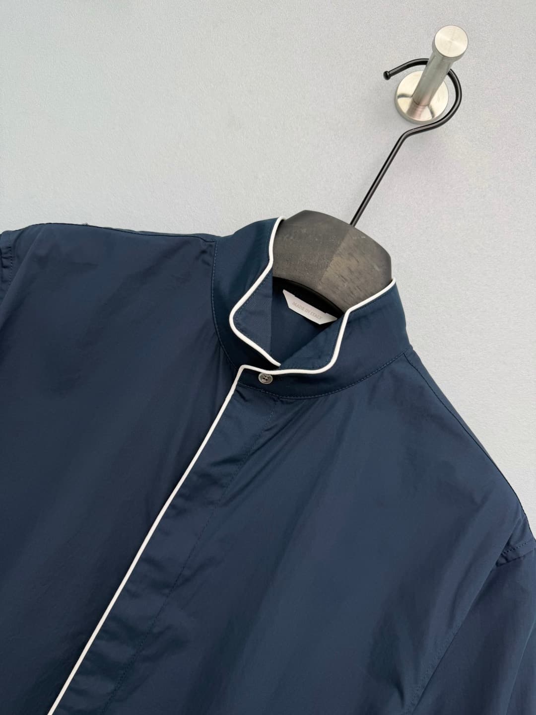 C18564 🔥🔥Dio*26 New model: short-sleeved shirt with contrasting color trim and a standing collar. Different from conventional collars, it features a stylish and elegant standing collar design that accentuates the neckline. The collar, lapels, and cuffs ar — image 3