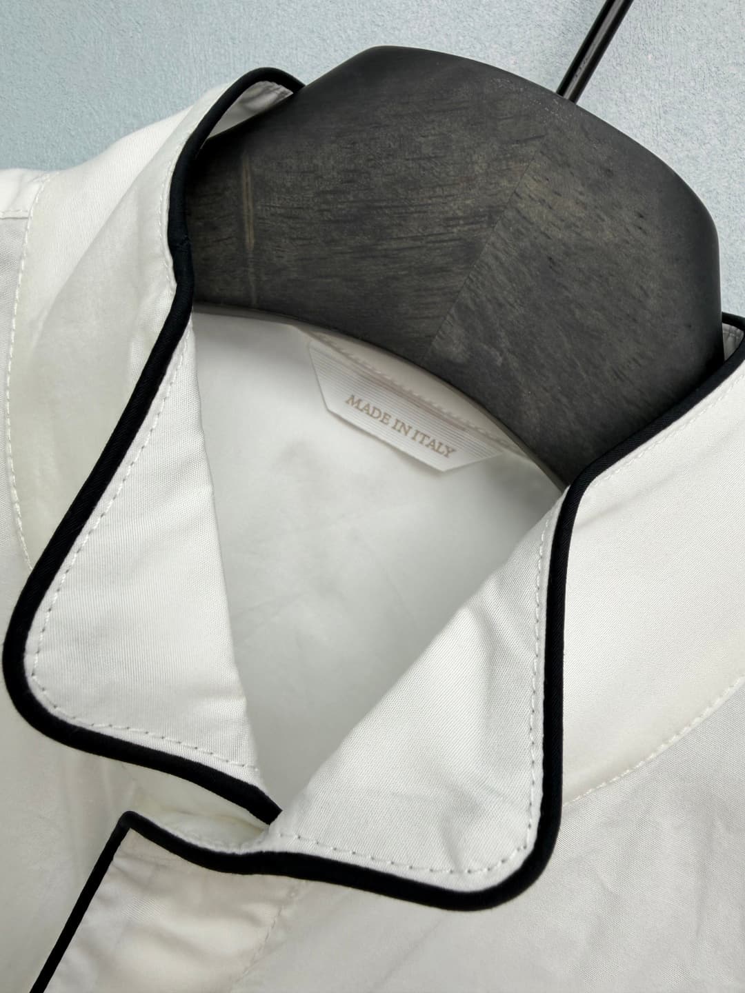 C18563 🔥🔥Dio*26 new model: short-sleeved shirt with contrasting color trim and stand-up collar. Different from traditional collared shirts, it features a stylish stand-up collar design that enhances the neckline. The collar, front closure, and cuffs all h — image 2