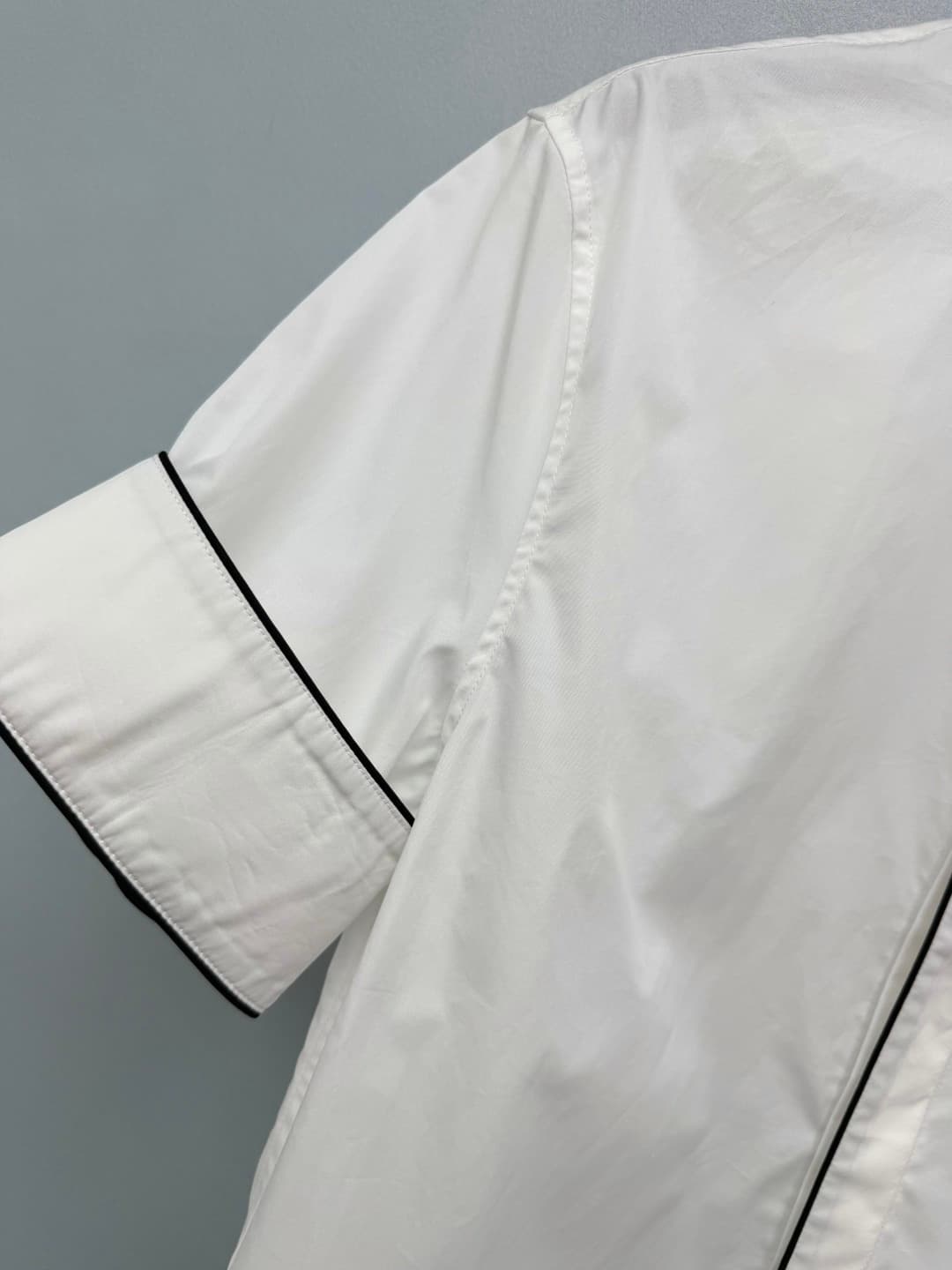 C18563 🔥🔥Dio*26 new model: short-sleeved shirt with contrasting color trim and stand-up collar. Different from traditional collared shirts, it features a stylish stand-up collar design that enhances the neckline. The collar, front closure, and cuffs all h — image 5
