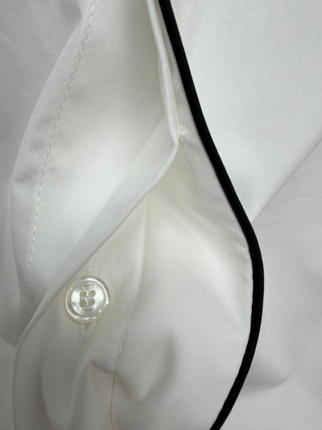 C18563 🔥🔥Dio*26 new model: short-sleeved shirt with contrasting color trim and stand-up collar. Different from traditional collared shirts, it features a stylish stand-up collar design that enhances the neckline. The collar, front closure, and cuffs all h — image 7