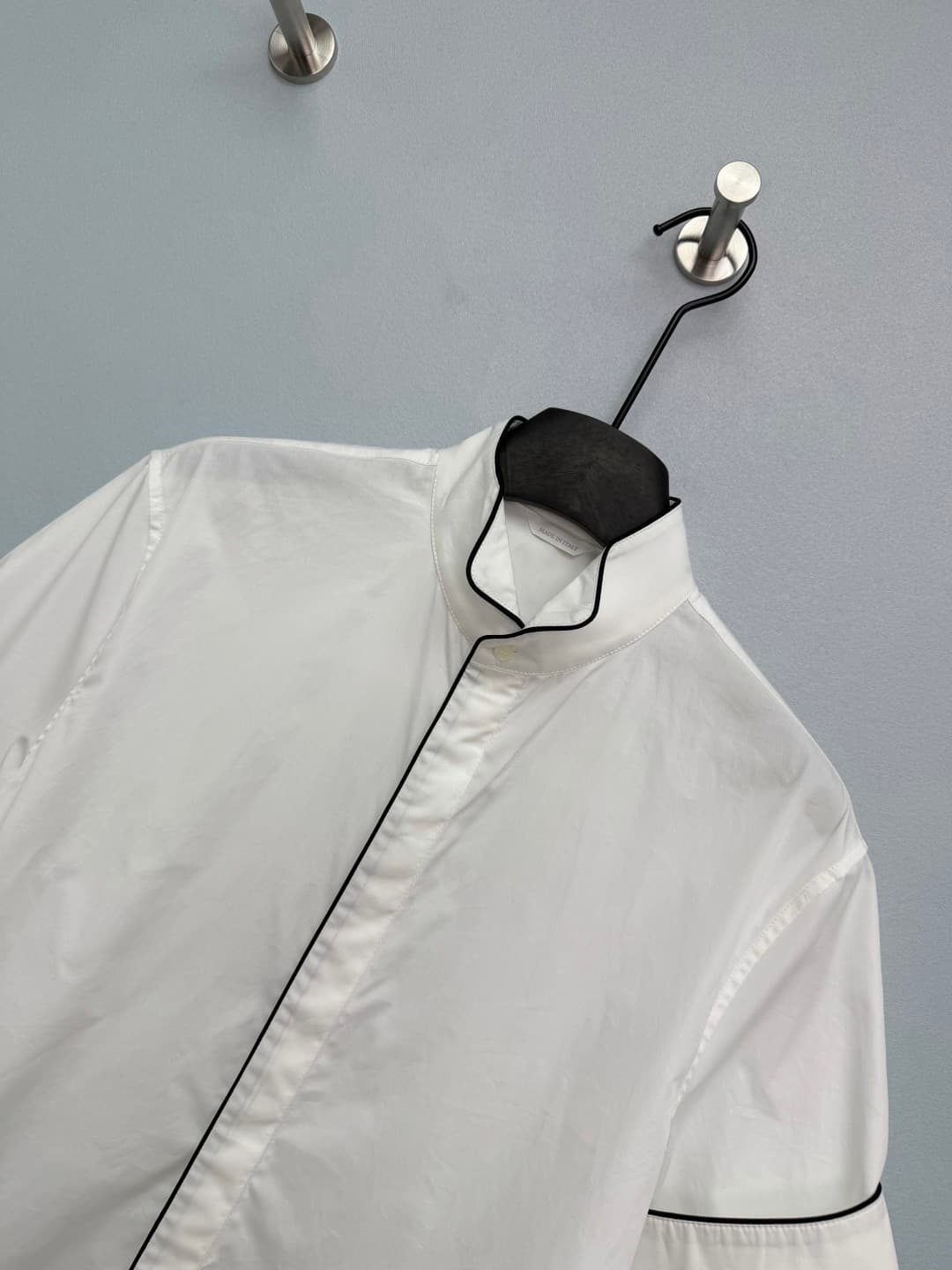 C18563 🔥🔥Dio*26 new model: short-sleeved shirt with contrasting color trim and stand-up collar. Different from traditional collared shirts, it features a stylish stand-up collar design that enhances the neckline. The collar, front closure, and cuffs all h — image 3