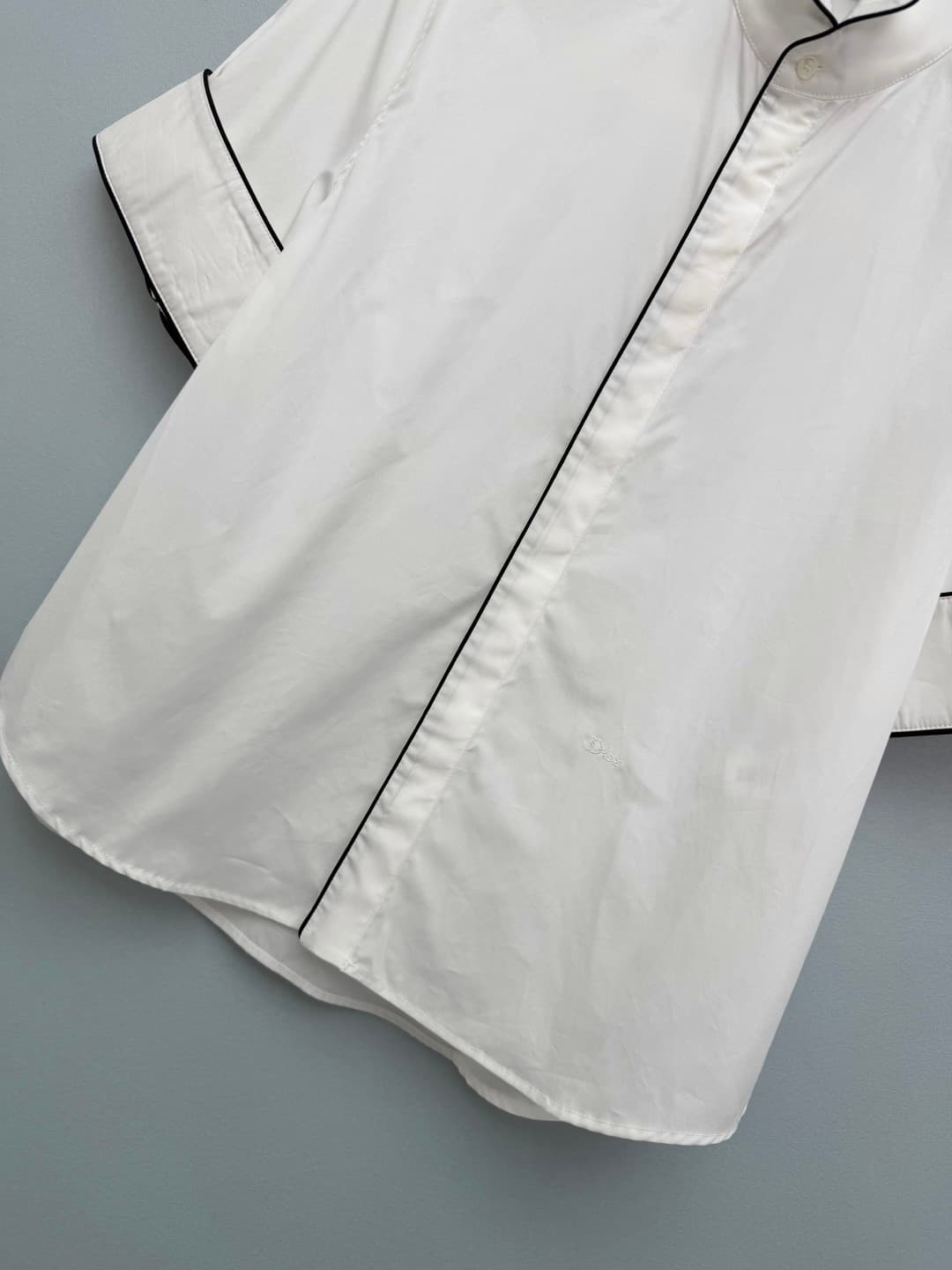 C18563 🔥🔥Dio*26 new model: short-sleeved shirt with contrasting color trim and stand-up collar. Different from traditional collared shirts, it features a stylish stand-up collar design that enhances the neckline. The collar, front closure, and cuffs all h — image 4