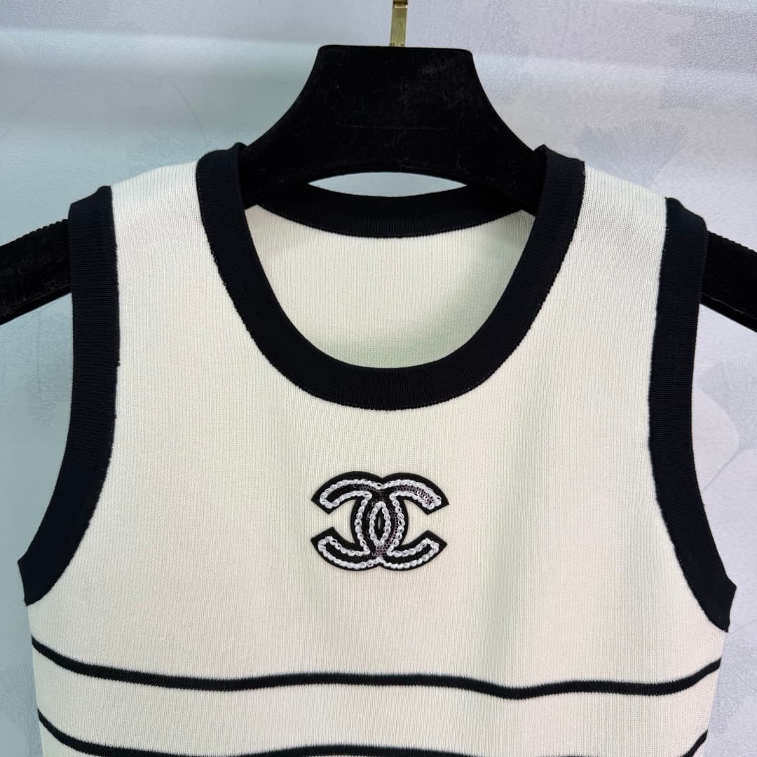 C18455 🆕Ch*26 – New spring/summer knitted vest with black and white stripes. Simple yet classic design; double C embroidery on the chest makes it highly distinctive. The knitted fabric has good elasticity and provides comfortable fit. Short cut, suitable  — image 4
