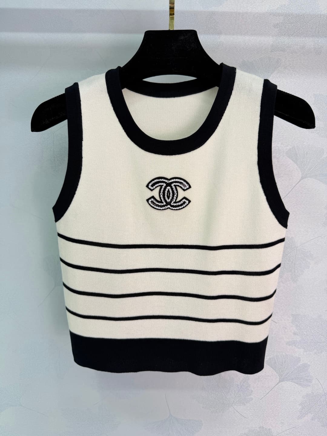 C18455 🆕Ch*26 – New spring/summer knitted vest with black and white stripes. Simple yet classic design; double C embroidery on the chest makes it highly distinctive. The knitted fabric has good elasticity and provides comfortable fit. Short cut, suitable  — image 3