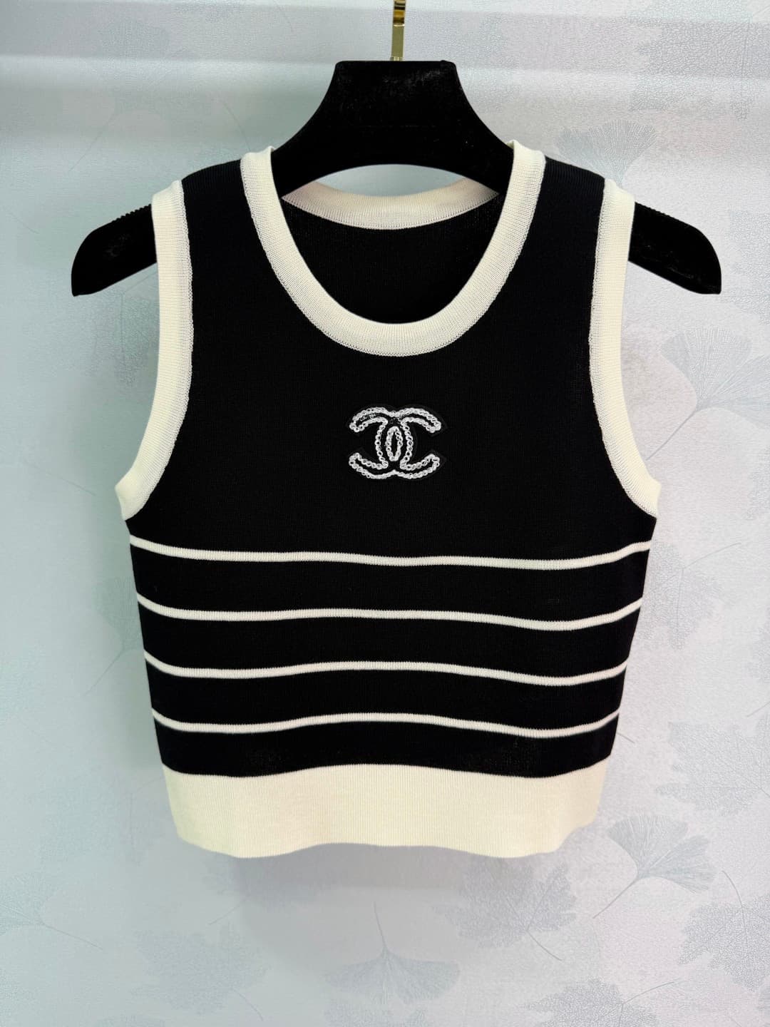 C18455 🆕Ch*26 – New spring/summer knitted vest with black and white stripes. Simple yet classic design; double C embroidery on the chest makes it highly distinctive. The knitted fabric has good elasticity and provides comfortable fit. Short cut, suitable  — image 2
