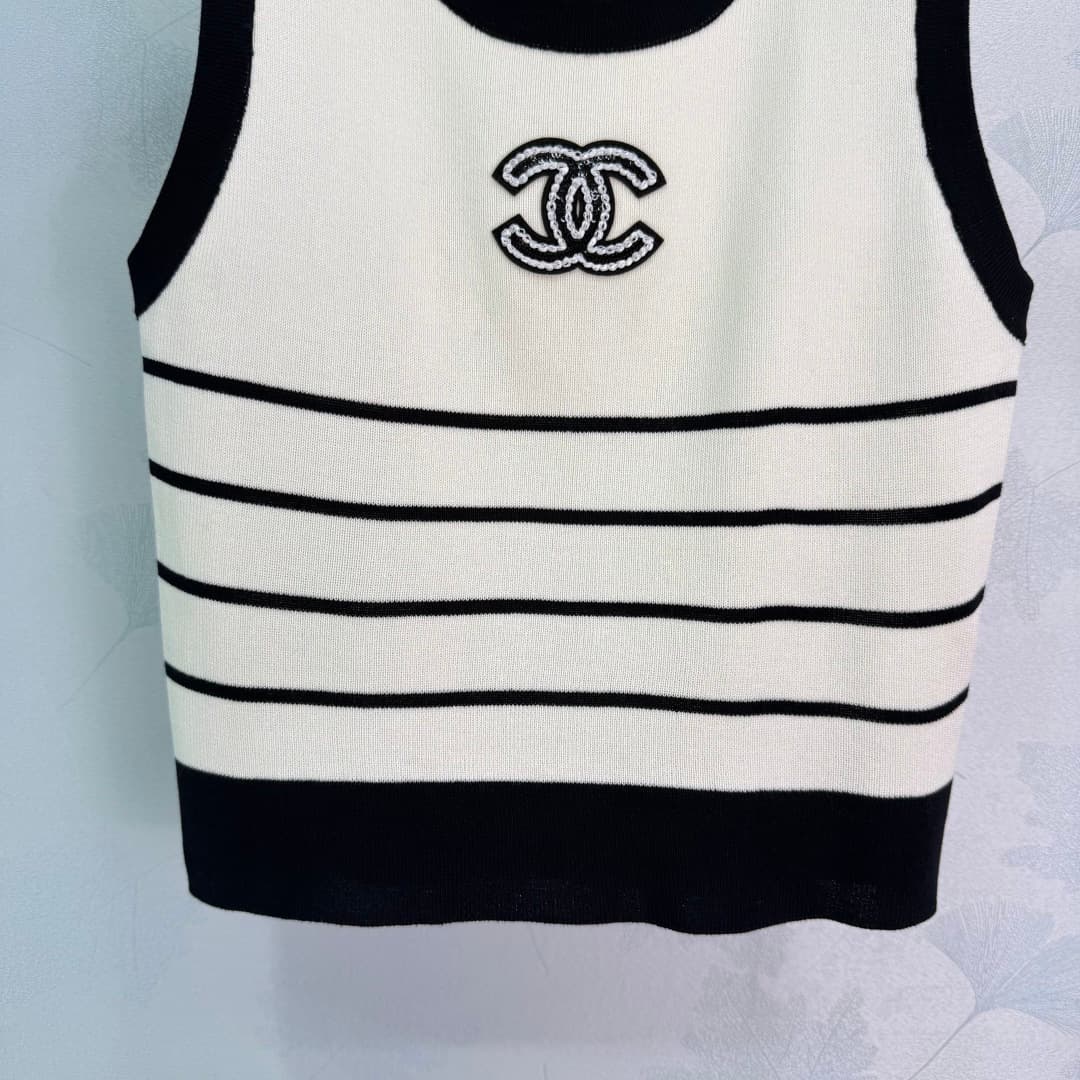 C18455 🆕Ch*26 – New spring/summer knitted vest with black and white stripes. Simple yet classic design; double C embroidery on the chest makes it highly distinctive. The knitted fabric has good elasticity and provides comfortable fit. Short cut, suitable  — image 6