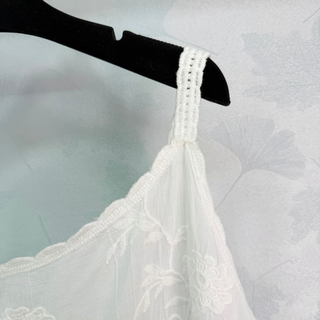 C18451 🆕Ch*26 – New spring/summer white embroidered straps top. Made of a lightweight, breathable fabric, it’s extremely comfortable to wear in summer! Delicate floral embroidery and open-weave hem design; great attention to detail. There are double C sym — image 3