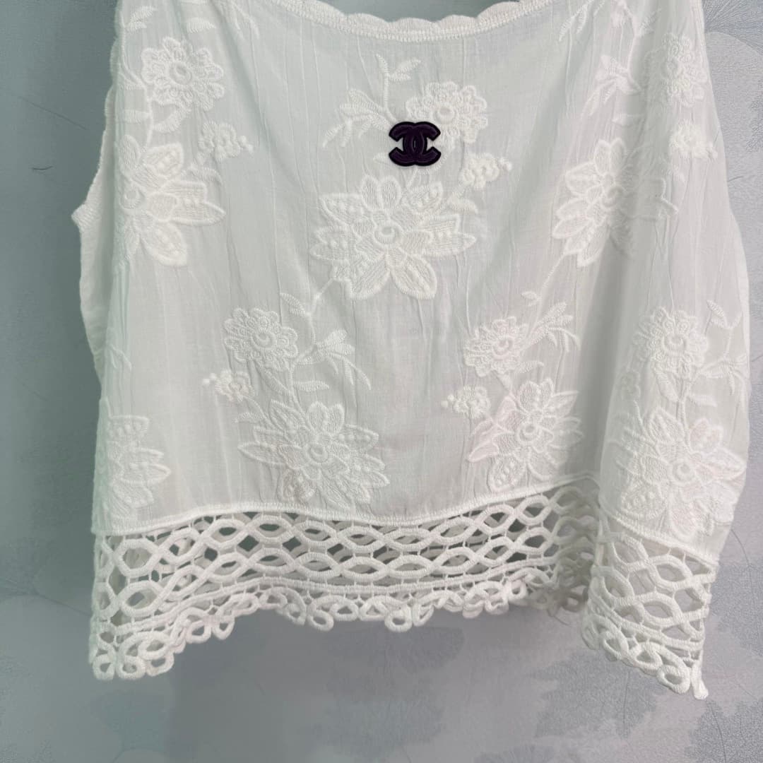 C18451 🆕Ch*26 – New spring/summer white embroidered straps top. Made of a lightweight, breathable fabric, it’s extremely comfortable to wear in summer! Delicate floral embroidery and open-weave hem design; great attention to detail. There are double C sym — image 6