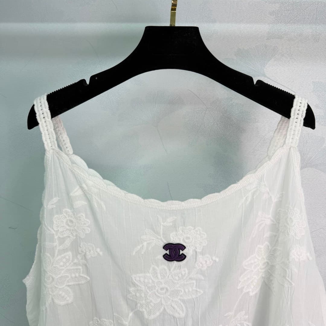 C18451 🆕Ch*26 – New spring/summer white embroidered straps top. Made of a lightweight, breathable fabric, it’s extremely comfortable to wear in summer! Delicate floral embroidery and open-weave hem design; great attention to detail. There are double C sym — image 2