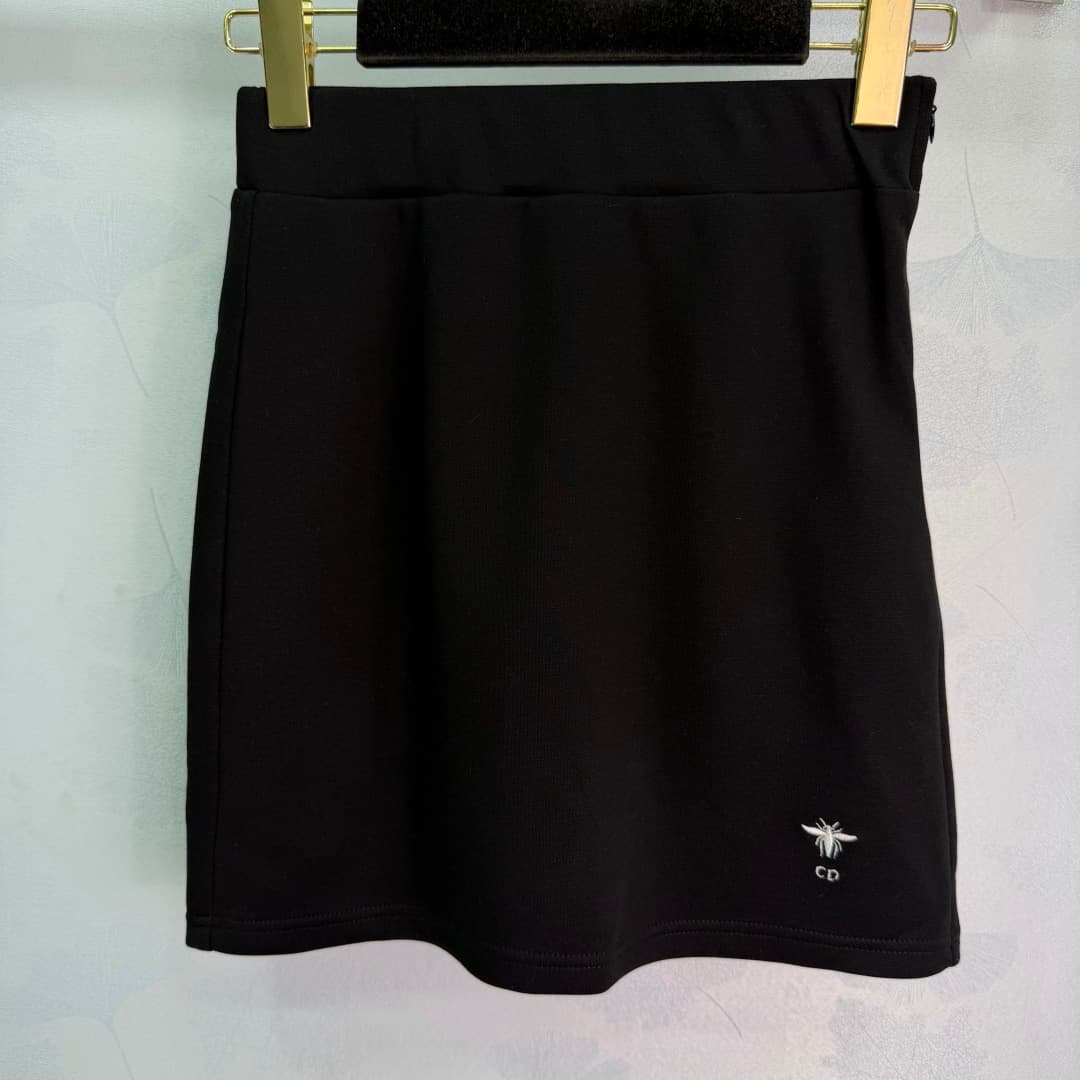 C18447 🆕Dio*26 – New spring/summer polo shirt without sleeves. It includes a sleeveless vest and a high-waist skirt with a tailored design. The polo collar features stripes, and the logo on the chest is exquisitely embroidered. The fabric is soft and comf — image 7