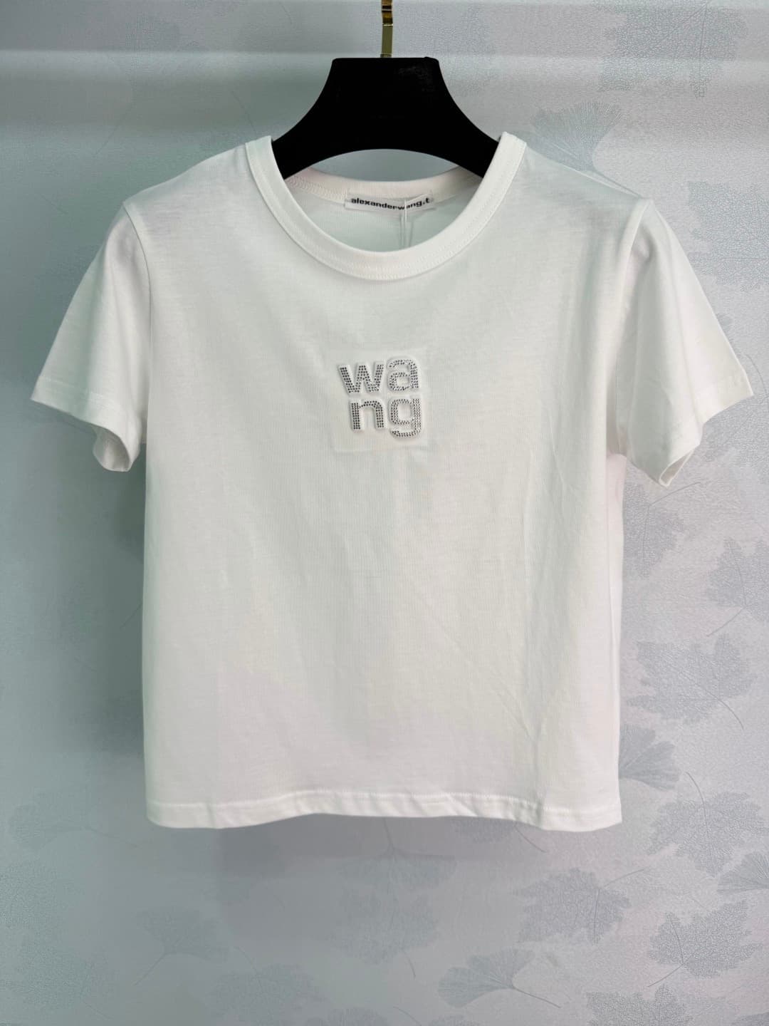C18437 🆕Ale*26 – New spring-style short-sleeve T-shirts with letters. Simple round neck design, soft and breathable cotton fabric; very comfortable to wear in summer! The “WANG” lettering on the chest is subtle yet distinctive. The straight shoulder cut h — image 3