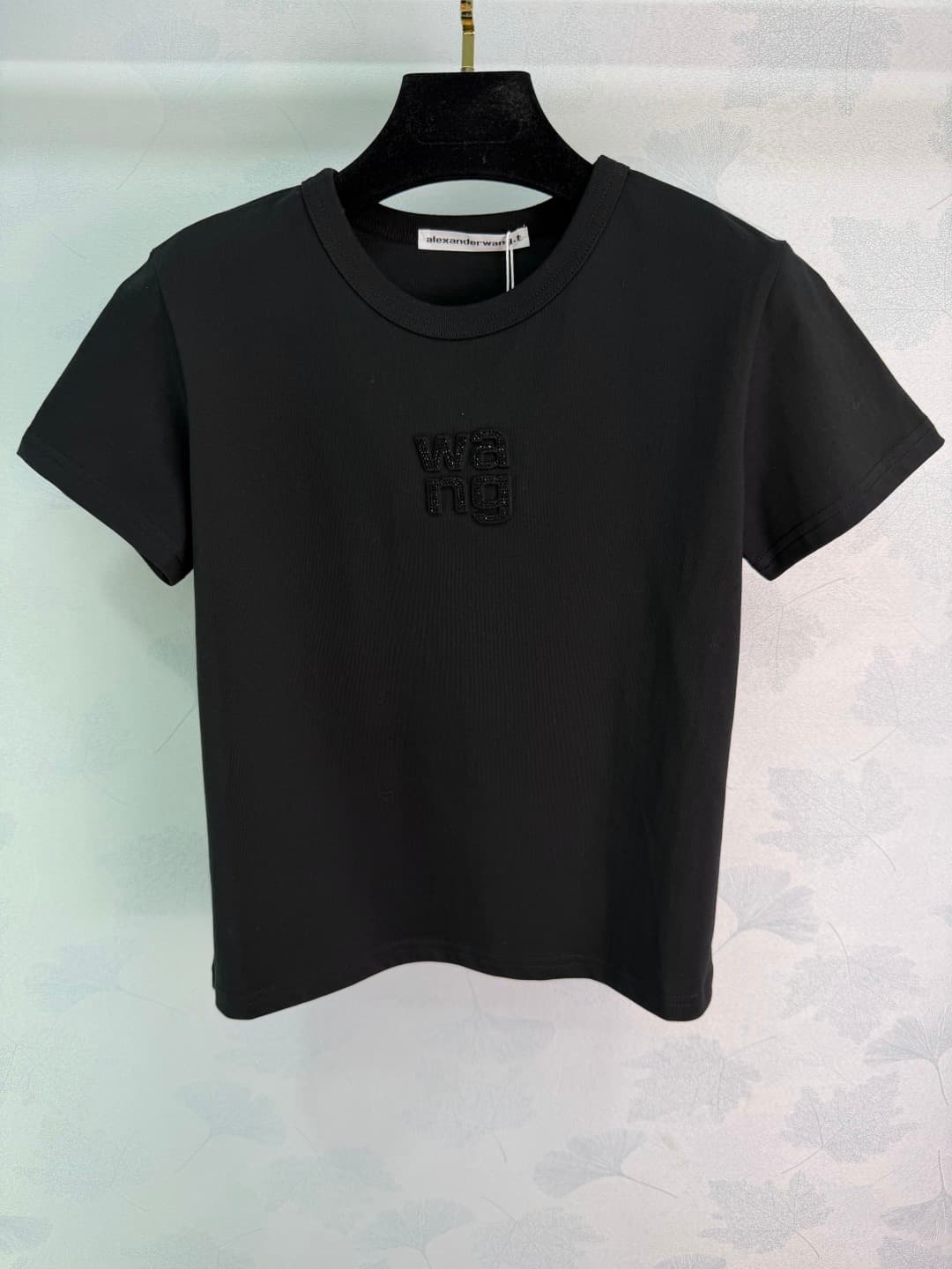 C18437 🆕Ale*26 – New spring-style short-sleeve T-shirts with letters. Simple round neck design, soft and breathable cotton fabric; very comfortable to wear in summer! The “WANG” lettering on the chest is subtle yet distinctive. The straight shoulder cut h — image 2