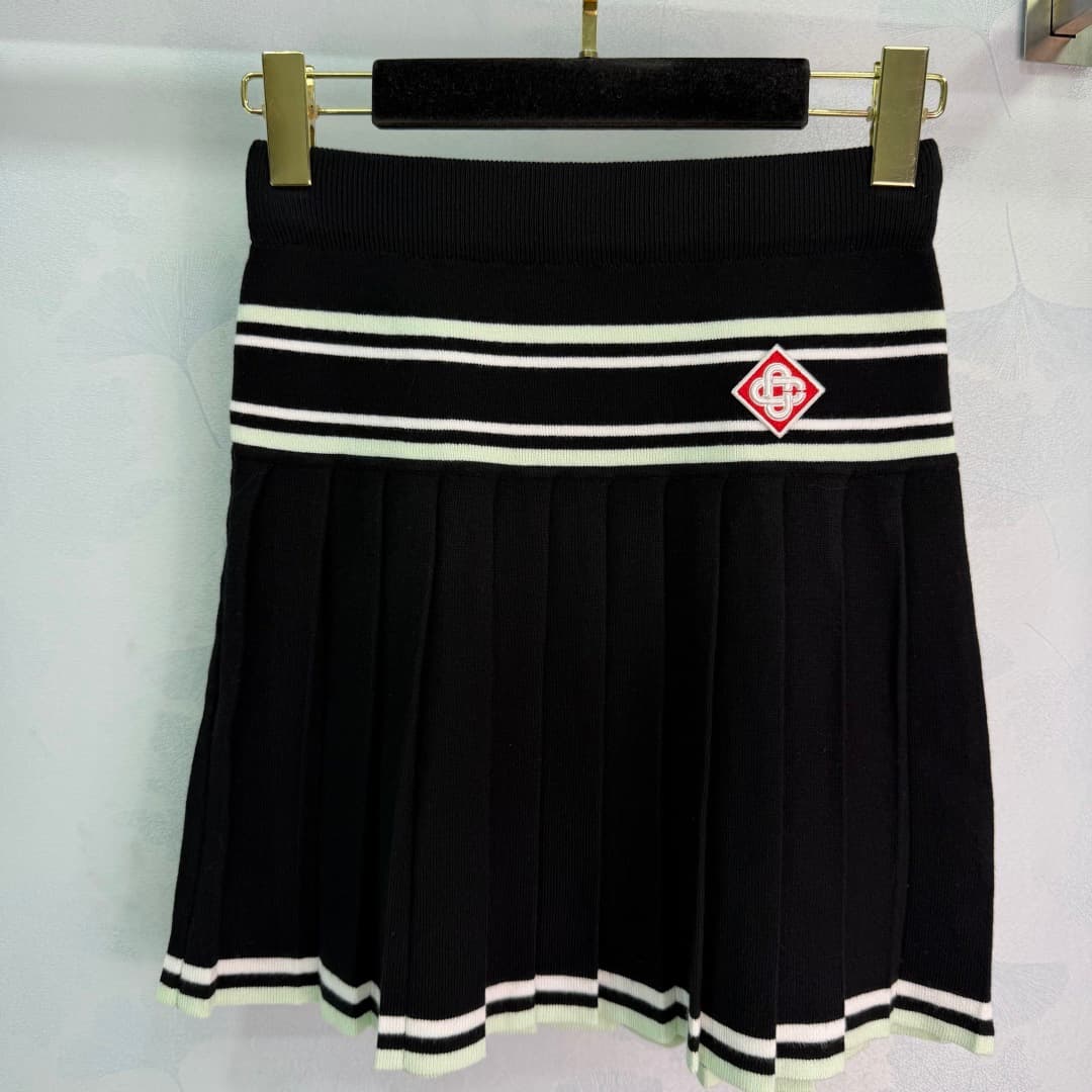 C18448 🆕CA*26 – New spring/summer school-style outfit: short knit top + pleated skirt. Black with white stripes. Simple yet energetic design. The top has a V-neck, with brand embroidery on the chest; short sleeves provide better ventilation. The skirt has — image 7