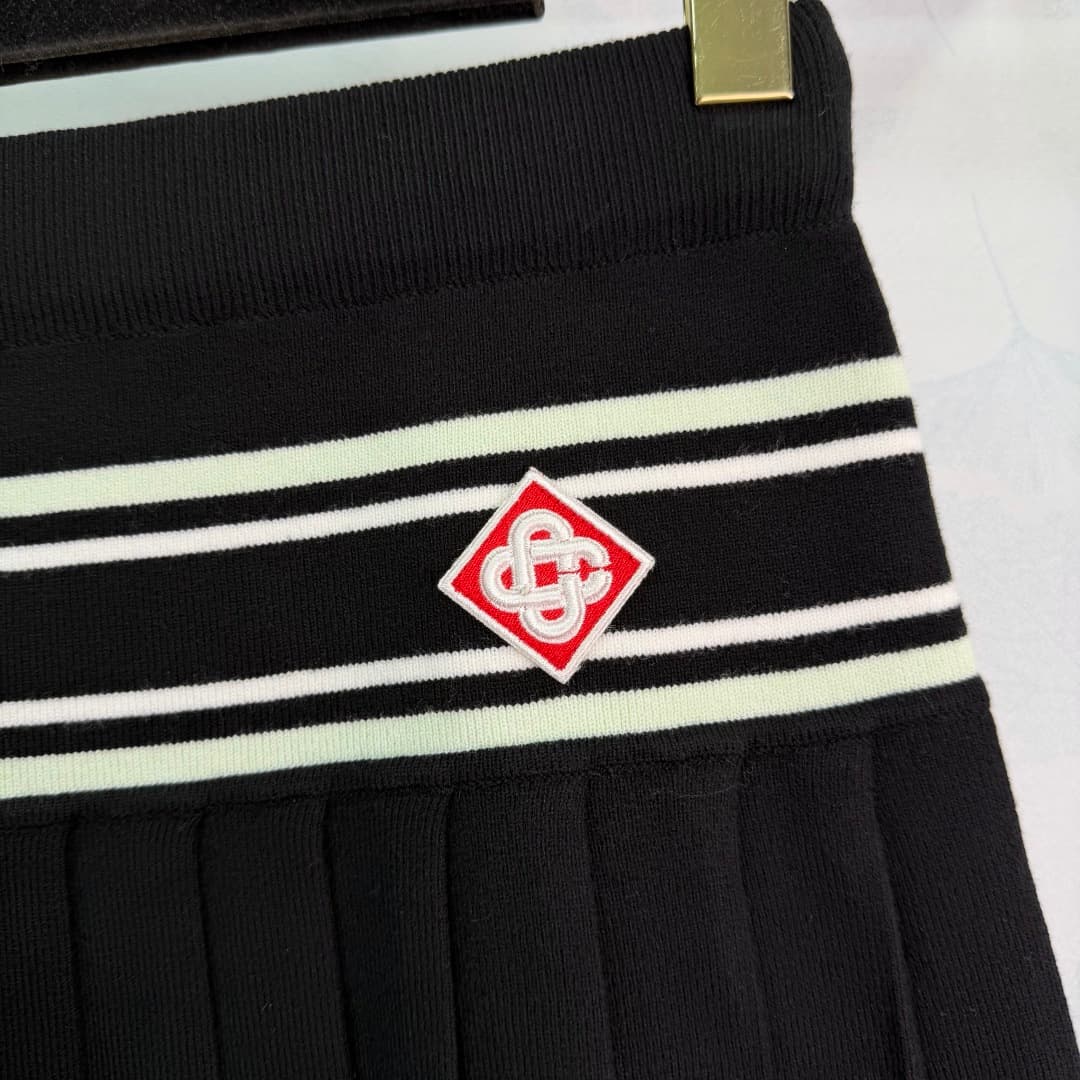 C18448 🆕CA*26 – New spring/summer school-style outfit: short knit top + pleated skirt. Black with white stripes. Simple yet energetic design. The top has a V-neck, with brand embroidery on the chest; short sleeves provide better ventilation. The skirt has — image 8