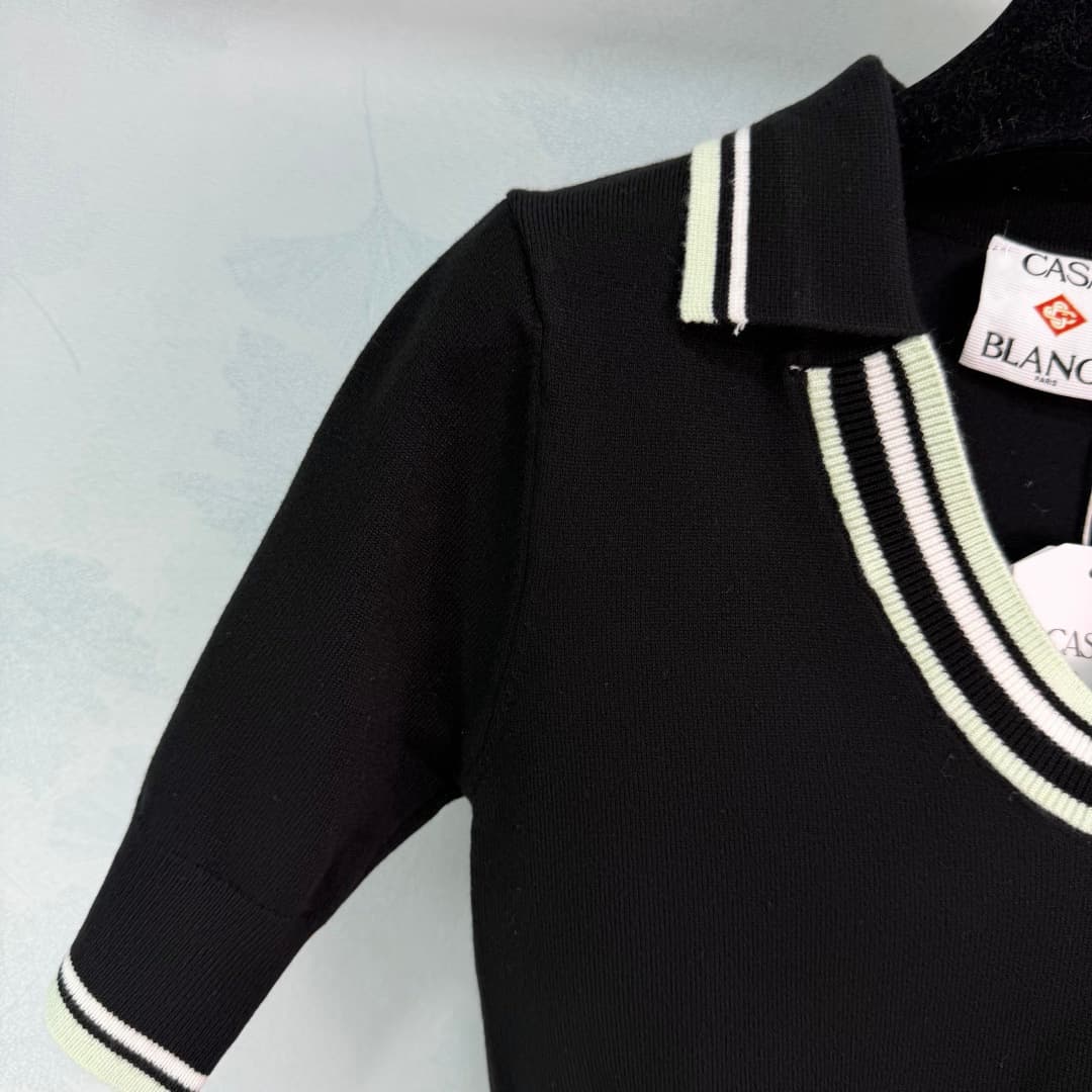 C18448 🆕CA*26 – New spring/summer school-style outfit: short knit top + pleated skirt. Black with white stripes. Simple yet energetic design. The top has a V-neck, with brand embroidery on the chest; short sleeves provide better ventilation. The skirt has — image 3