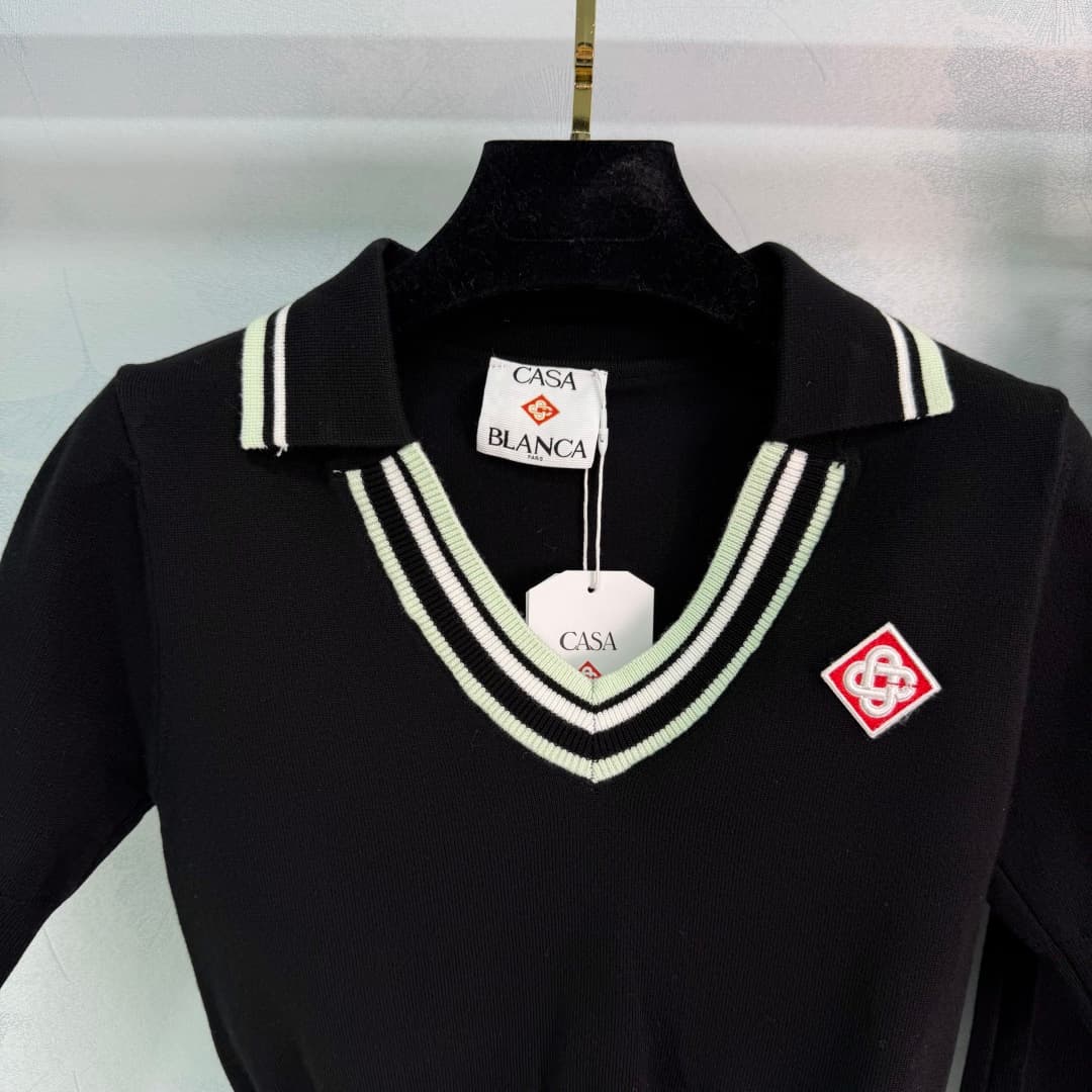 C18448 🆕CA*26 – New spring/summer school-style outfit: short knit top + pleated skirt. Black with white stripes. Simple yet energetic design. The top has a V-neck, with brand embroidery on the chest; short sleeves provide better ventilation. The skirt has — image 2
