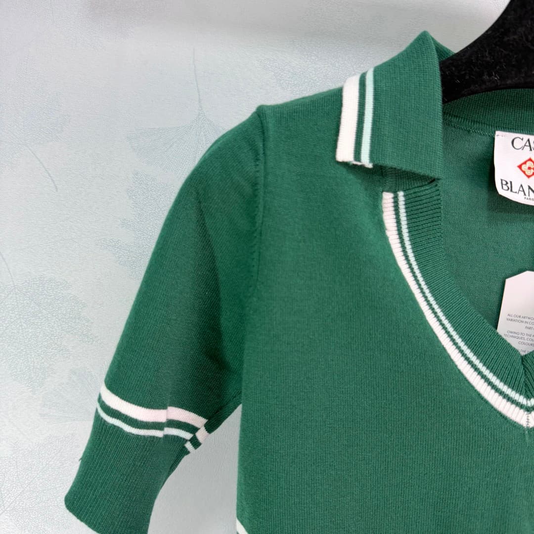 C18449 🆕CA*26 – New spring/summer school-style outfit: short-sleeved knitted top + pleated skirt. Deep green color with white stripes; simple yet energetic style. The top has a V-neck design, with brand embroidery on the chest; short sleeves ensure better — image 3
