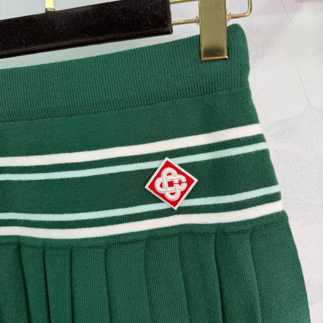 C18449 🆕CA*26 – New spring/summer school-style outfit: short-sleeved knitted top + pleated skirt. Deep green color with white stripes; simple yet energetic style. The top has a V-neck design, with brand embroidery on the chest; short sleeves ensure better — image 8