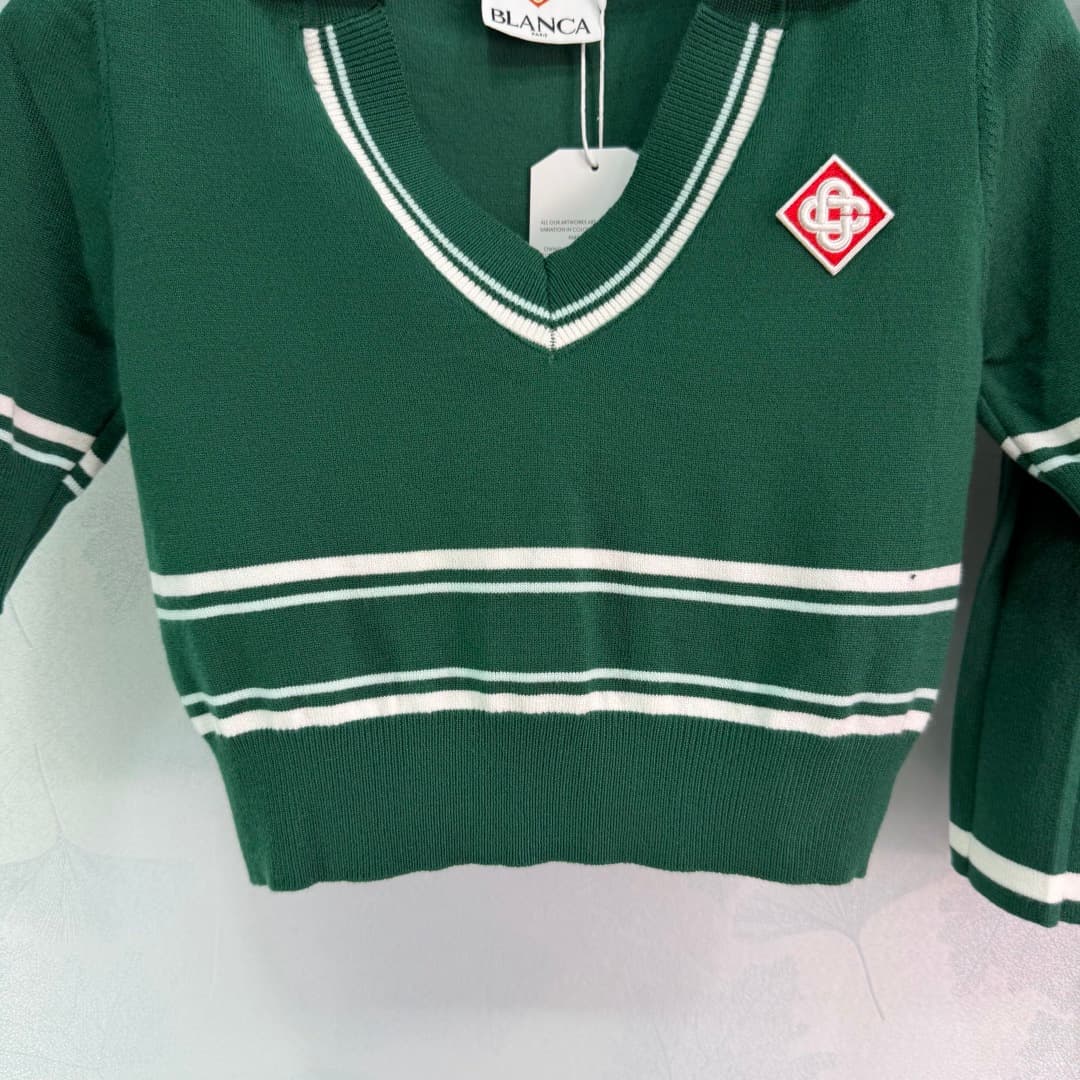 C18449 🆕CA*26 – New spring/summer school-style outfit: short-sleeved knitted top + pleated skirt. Deep green color with white stripes; simple yet energetic style. The top has a V-neck design, with brand embroidery on the chest; short sleeves ensure better — image 5