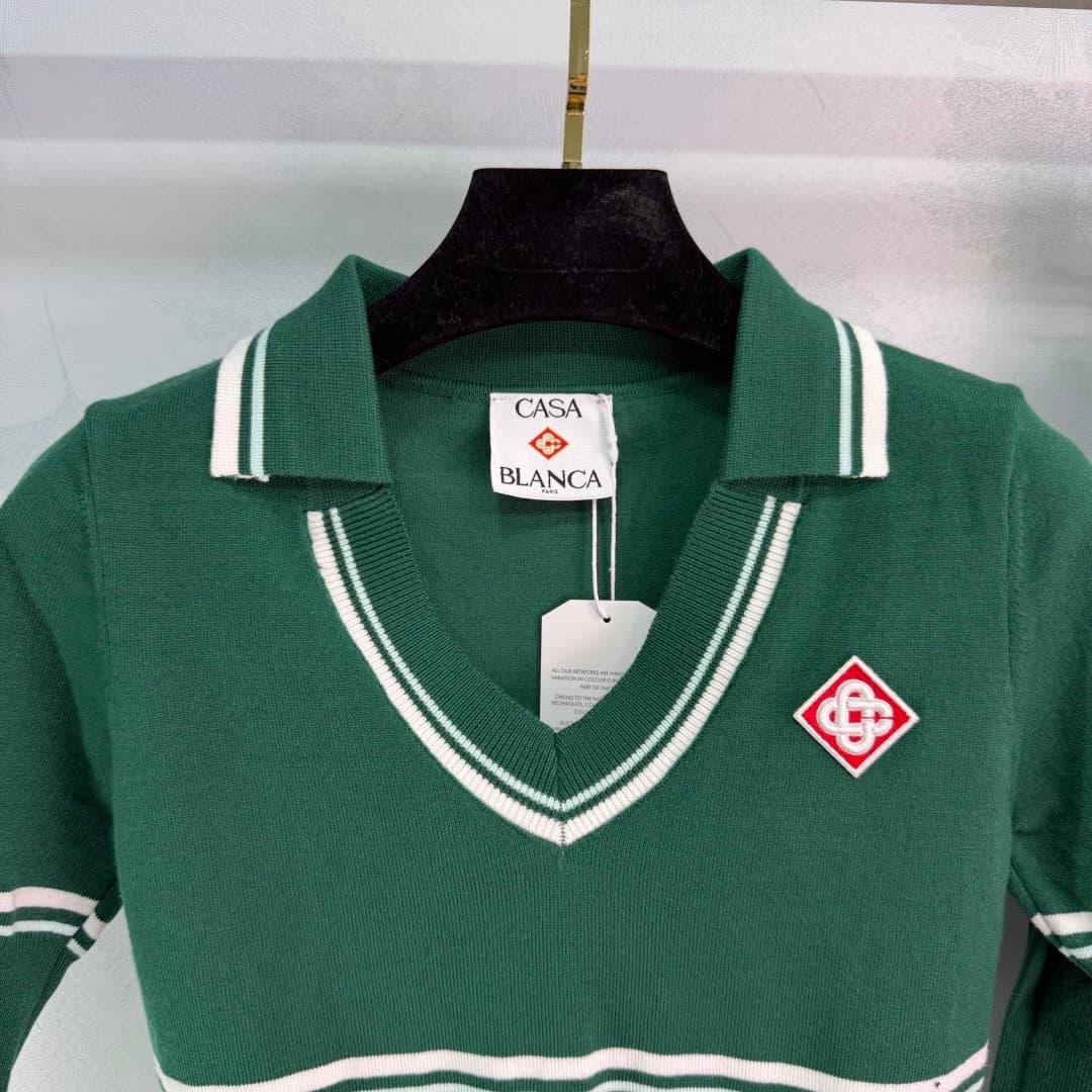C18449 🆕CA*26 – New spring/summer school-style outfit: short-sleeved knitted top + pleated skirt. Deep green color with white stripes; simple yet energetic style. The top has a V-neck design, with brand embroidery on the chest; short sleeves ensure better — image 2