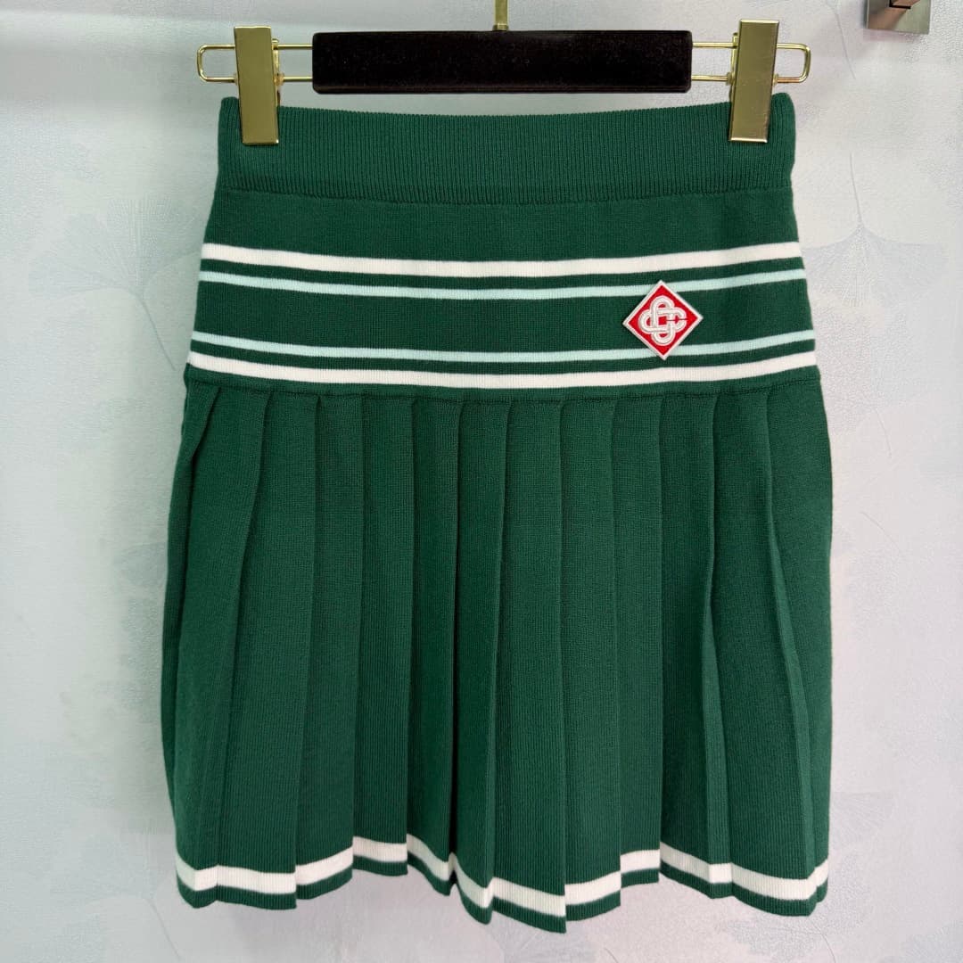 C18449 🆕CA*26 – New spring/summer school-style outfit: short-sleeved knitted top + pleated skirt. Deep green color with white stripes; simple yet energetic style. The top has a V-neck design, with brand embroidery on the chest; short sleeves ensure better — image 7