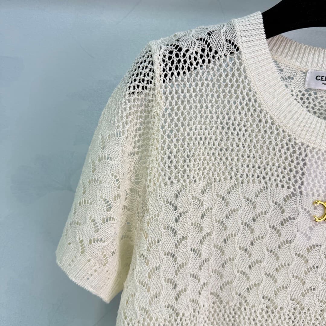 C18434 🆕CE*26 – New spring/summer short sleeves with openwork patterns. Lightweight and breathable, very comfortable to wear in summer! The openwork pattern combined with a net-like design on the shoulders creates a rich texture; the metal logo on the che — image 5