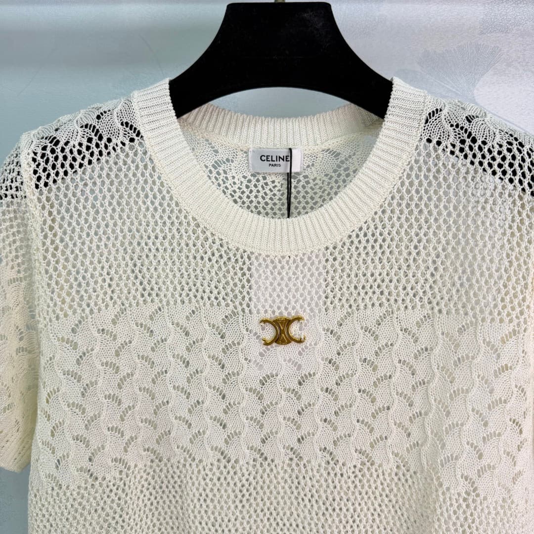 C18434 🆕CE*26 – New spring/summer short sleeves with openwork patterns. Lightweight and breathable, very comfortable to wear in summer! The openwork pattern combined with a net-like design on the shoulders creates a rich texture; the metal logo on the che — image 4