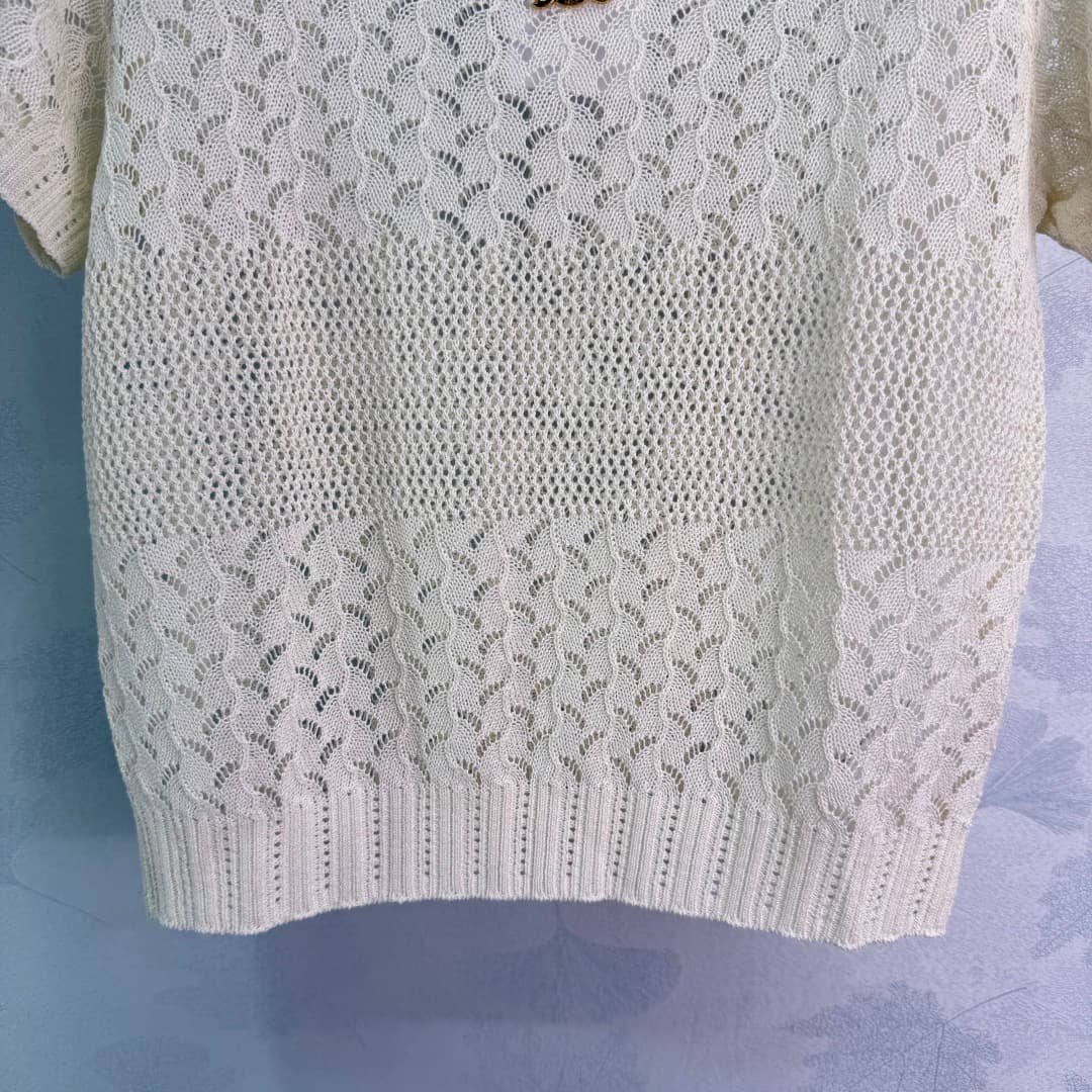 C18434 🆕CE*26 – New spring/summer short sleeves with openwork patterns. Lightweight and breathable, very comfortable to wear in summer! The openwork pattern combined with a net-like design on the shoulders creates a rich texture; the metal logo on the che — image 7