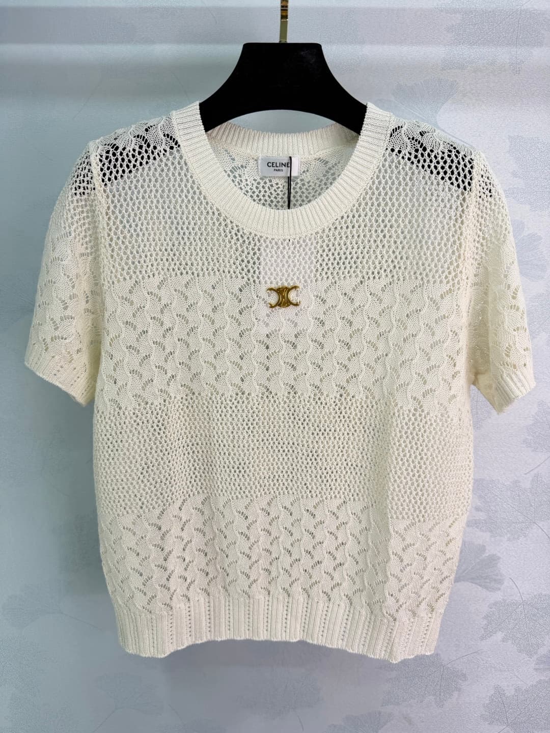 C18434 🆕CE*26 – New spring/summer short sleeves with openwork patterns. Lightweight and breathable, very comfortable to wear in summer! The openwork pattern combined with a net-like design on the shoulders creates a rich texture; the metal logo on the che — image 3