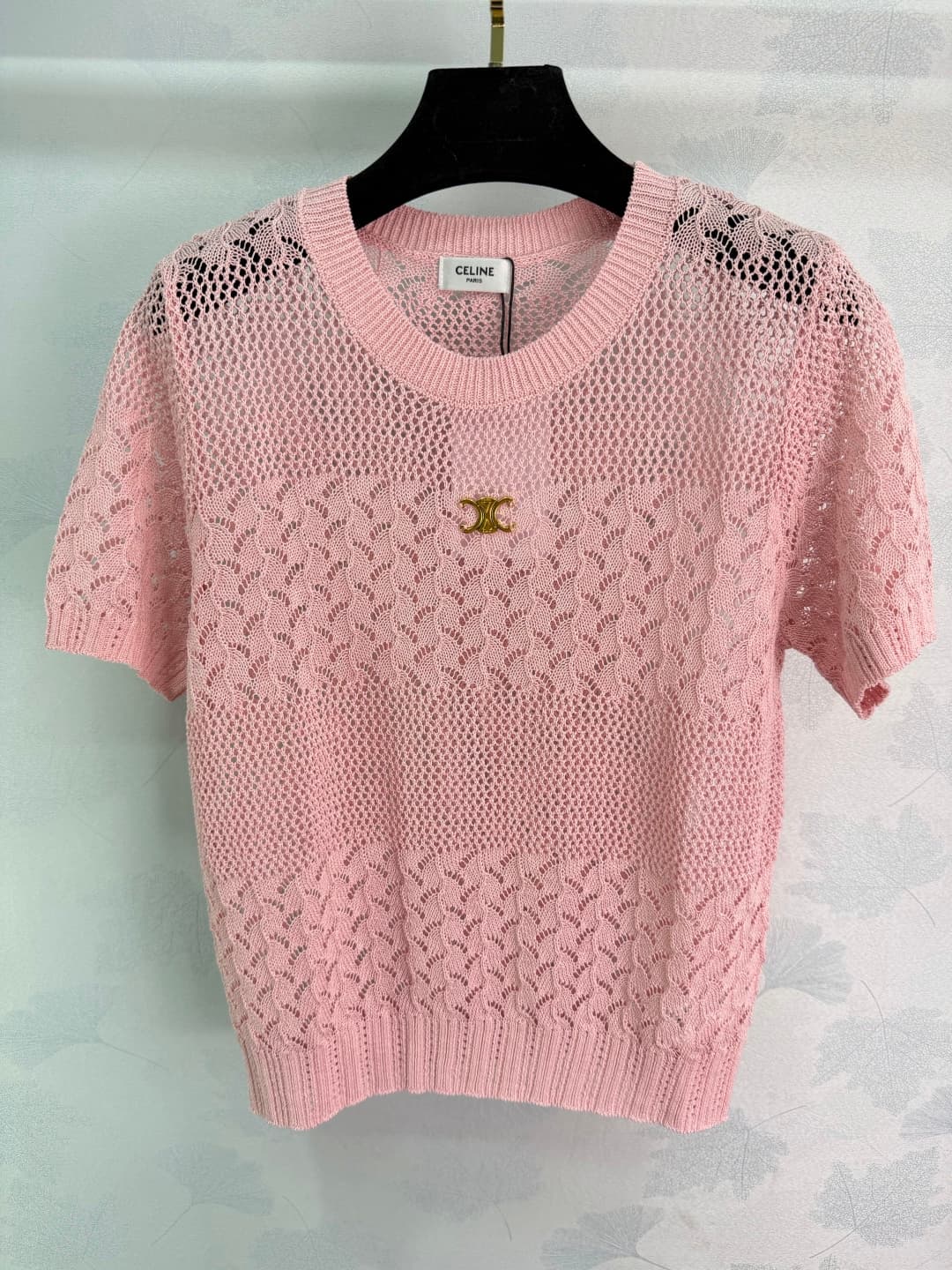 C18434 🆕CE*26 – New spring/summer short sleeves with openwork patterns. Lightweight and breathable, very comfortable to wear in summer! The openwork pattern combined with a net-like design on the shoulders creates a rich texture; the metal logo on the che — image 2